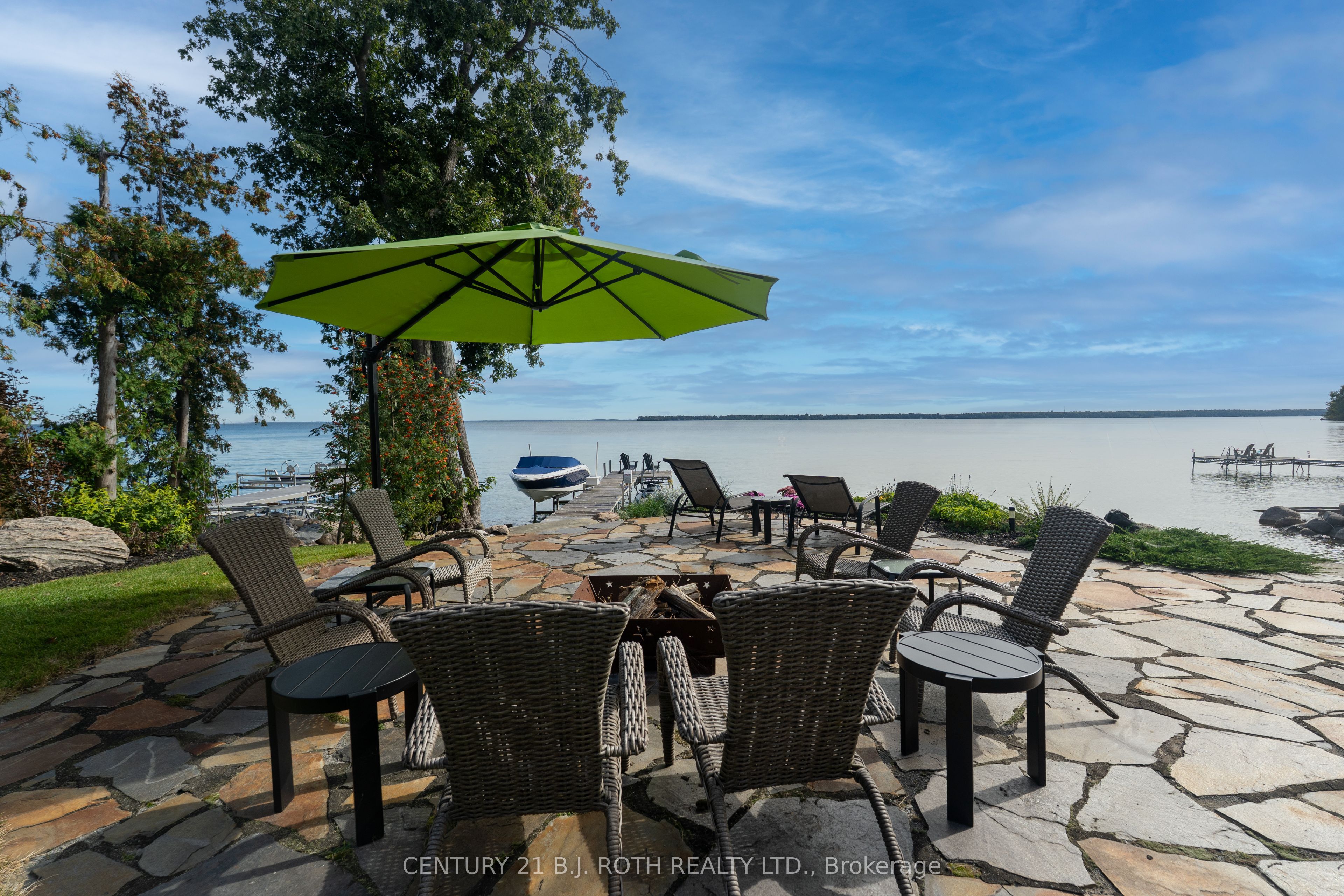 247 Lakeshore Road W Property Photo 38