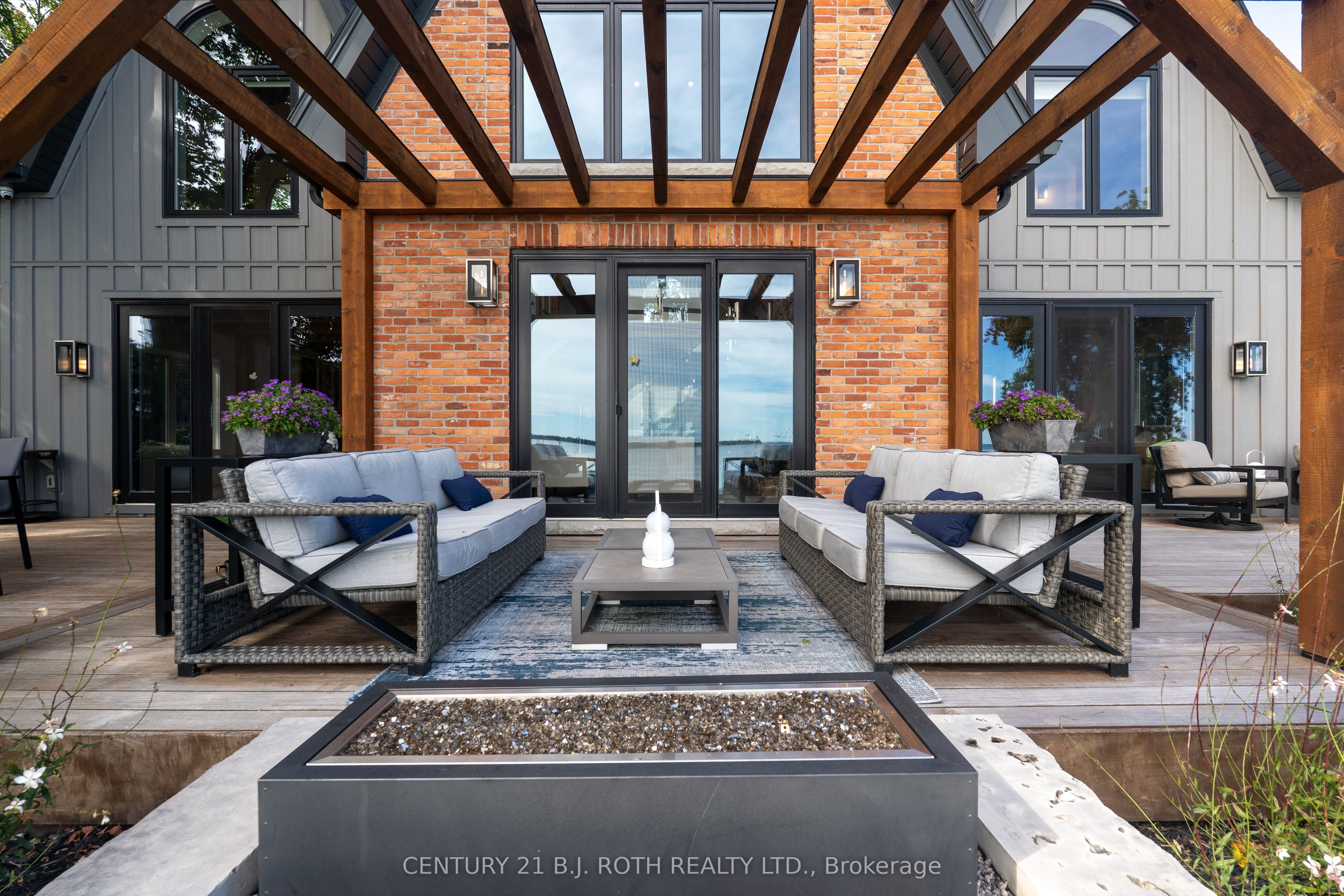 247 Lakeshore Road W Property Photo 40