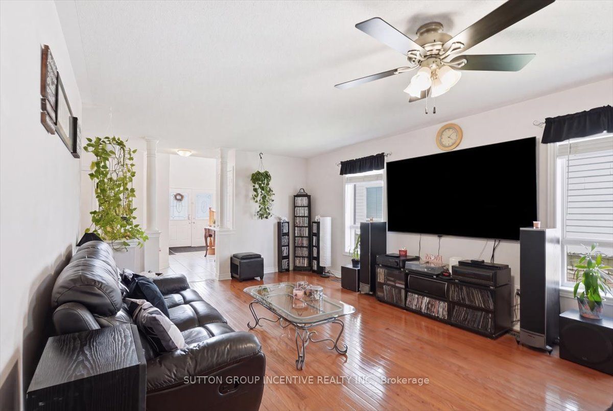 17 White Crescent Property Photo 7