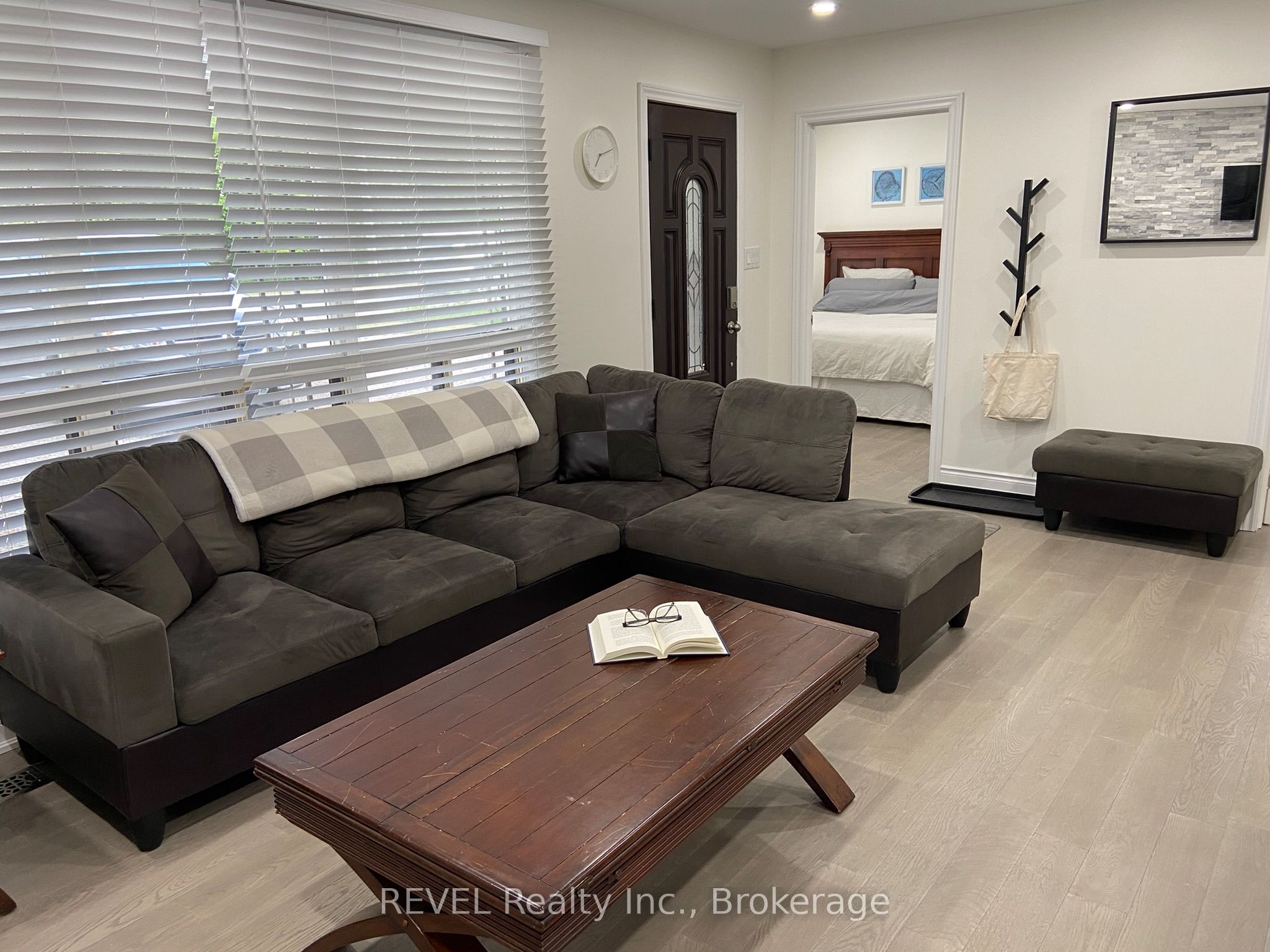3184 Mosley Street Property Photo 6