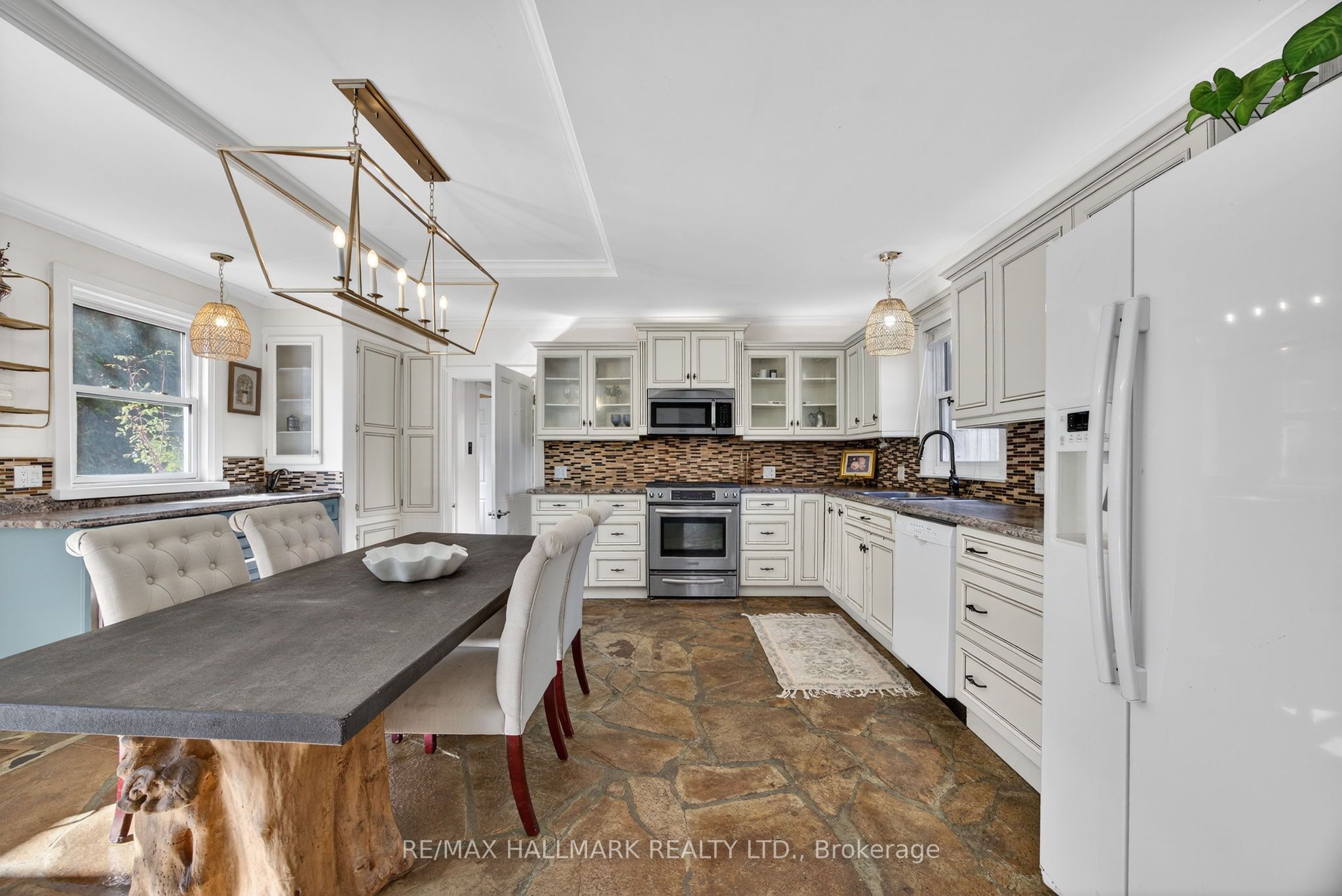 84 Wellington Street E Property Photo 5