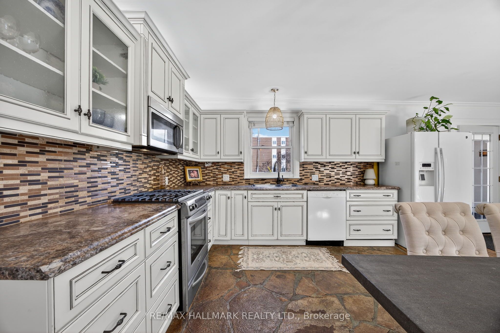 84 Wellington Street E Property Photo 6