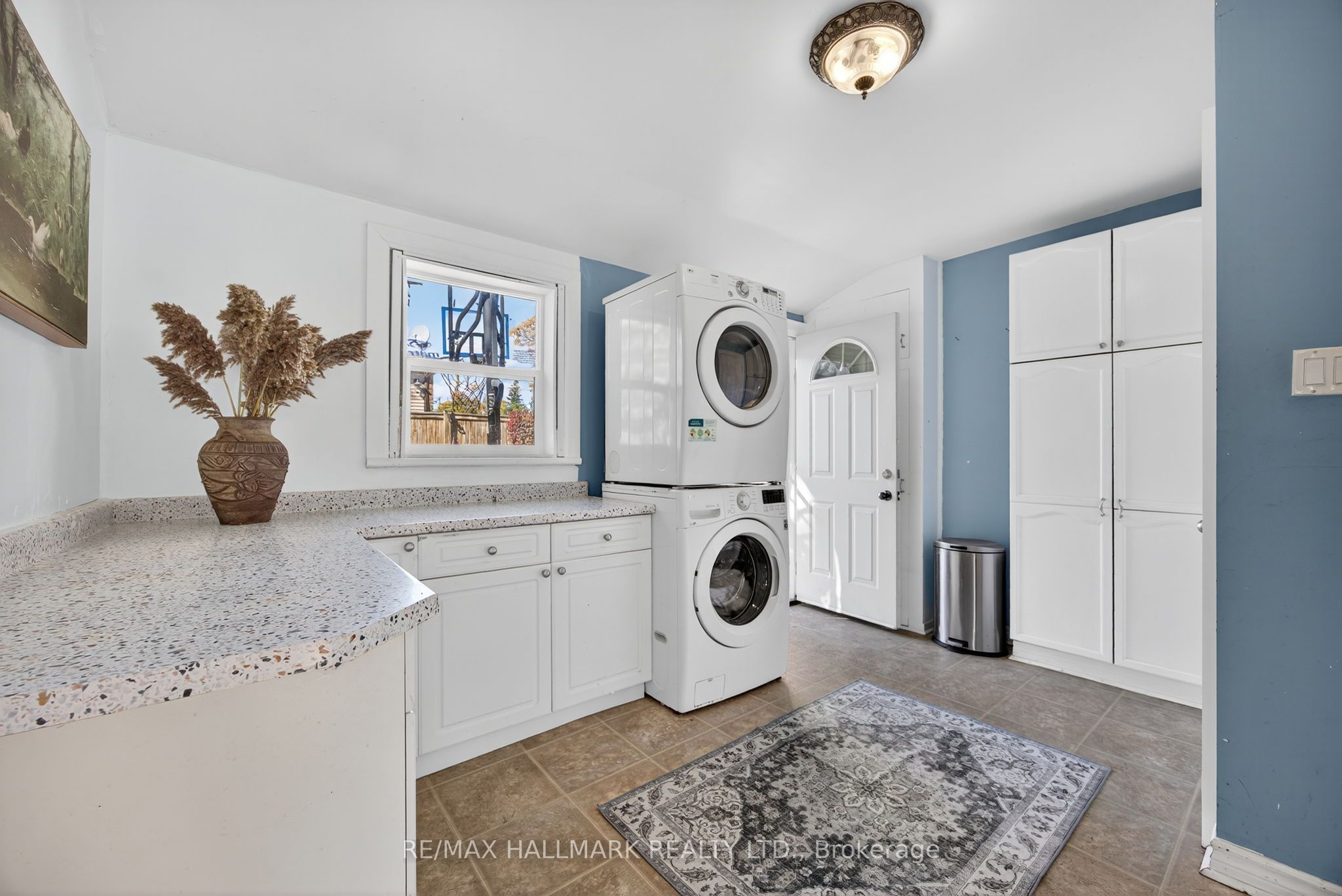 84 Wellington Street E Property Photo 9