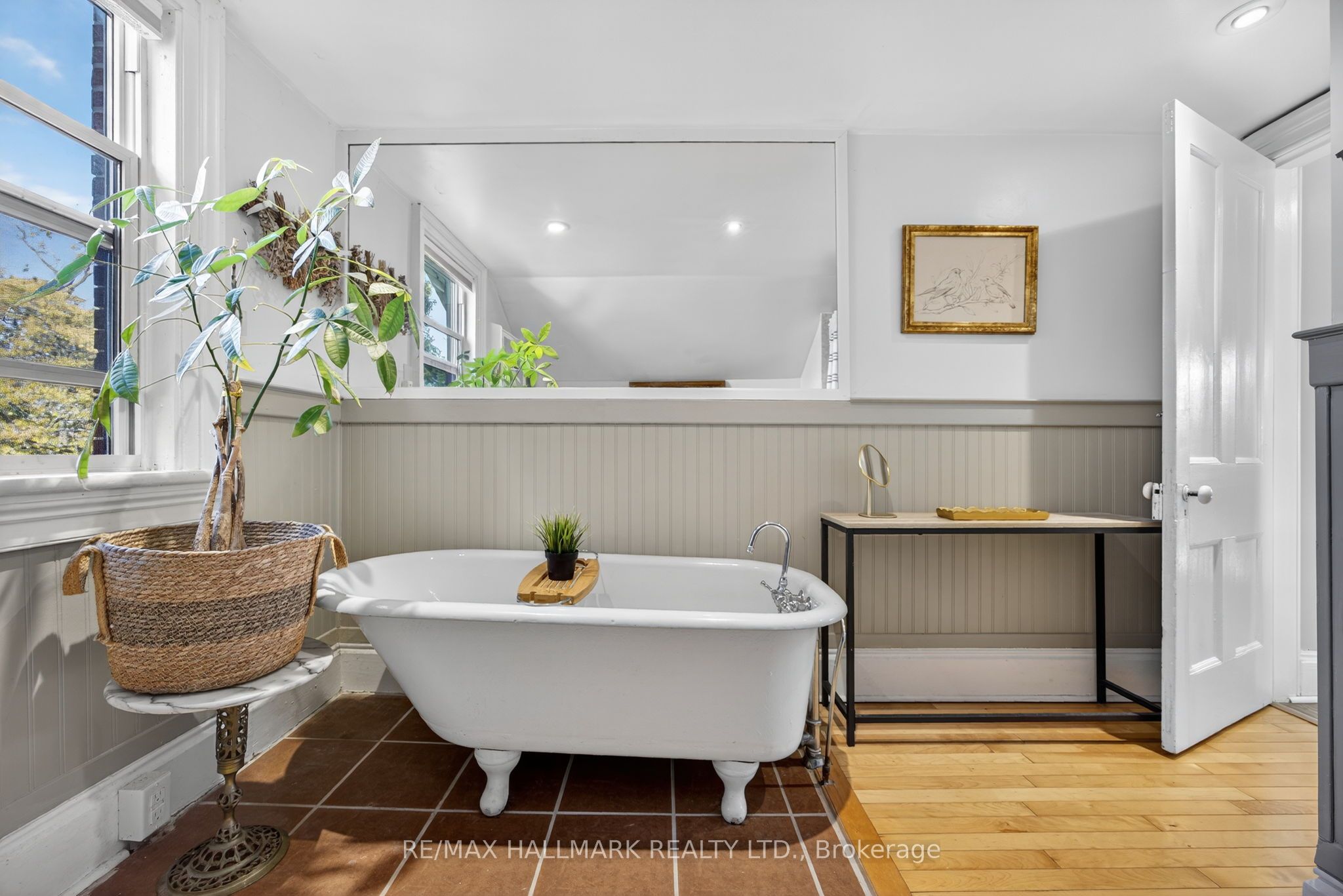84 Wellington Street E Property Photo 14