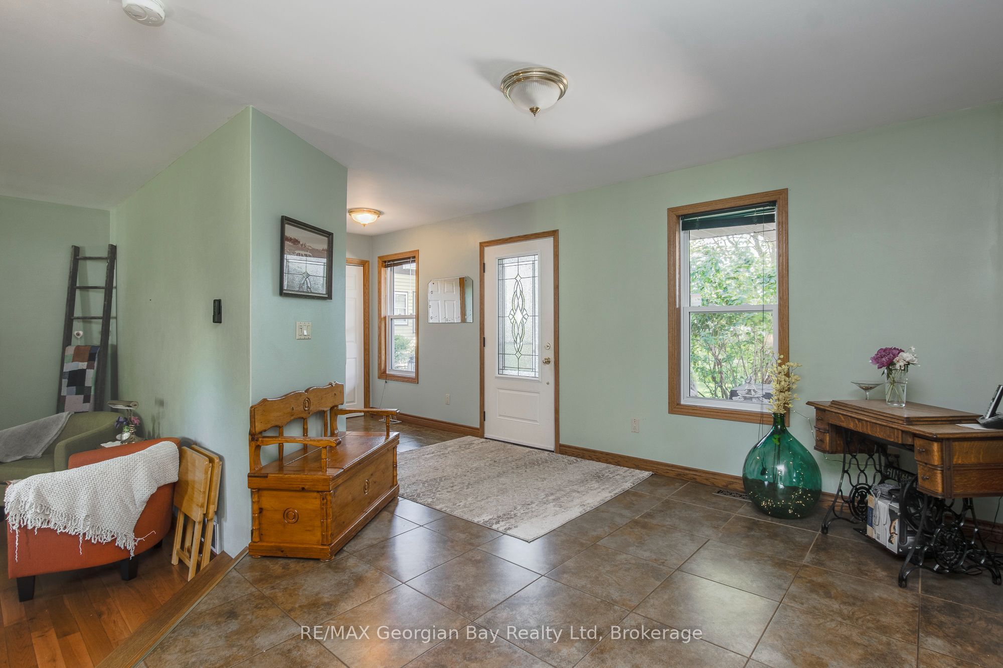 305 Lindsay Street E Property Photo 4