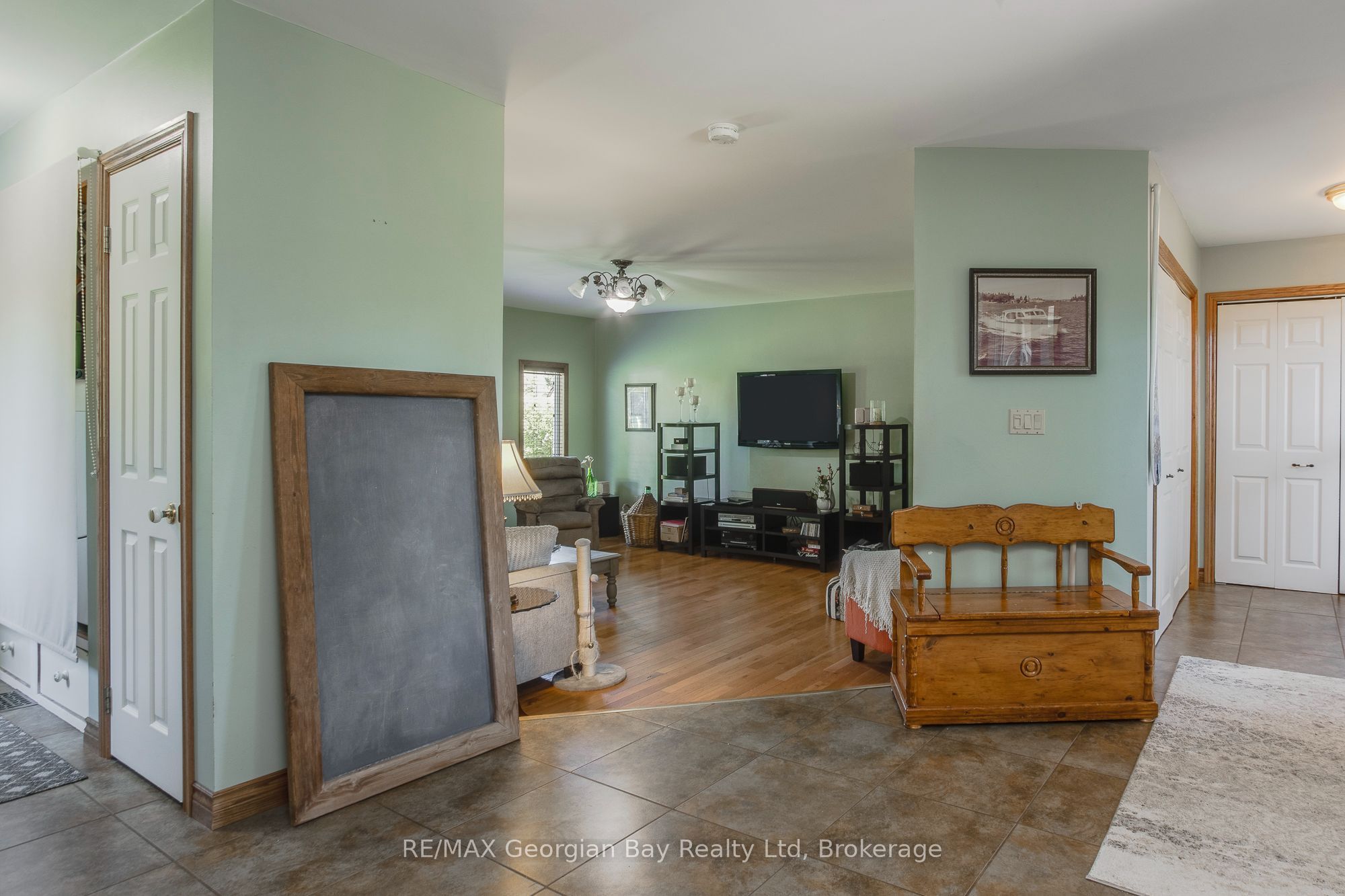 305 Lindsay Street E Property Photo 6