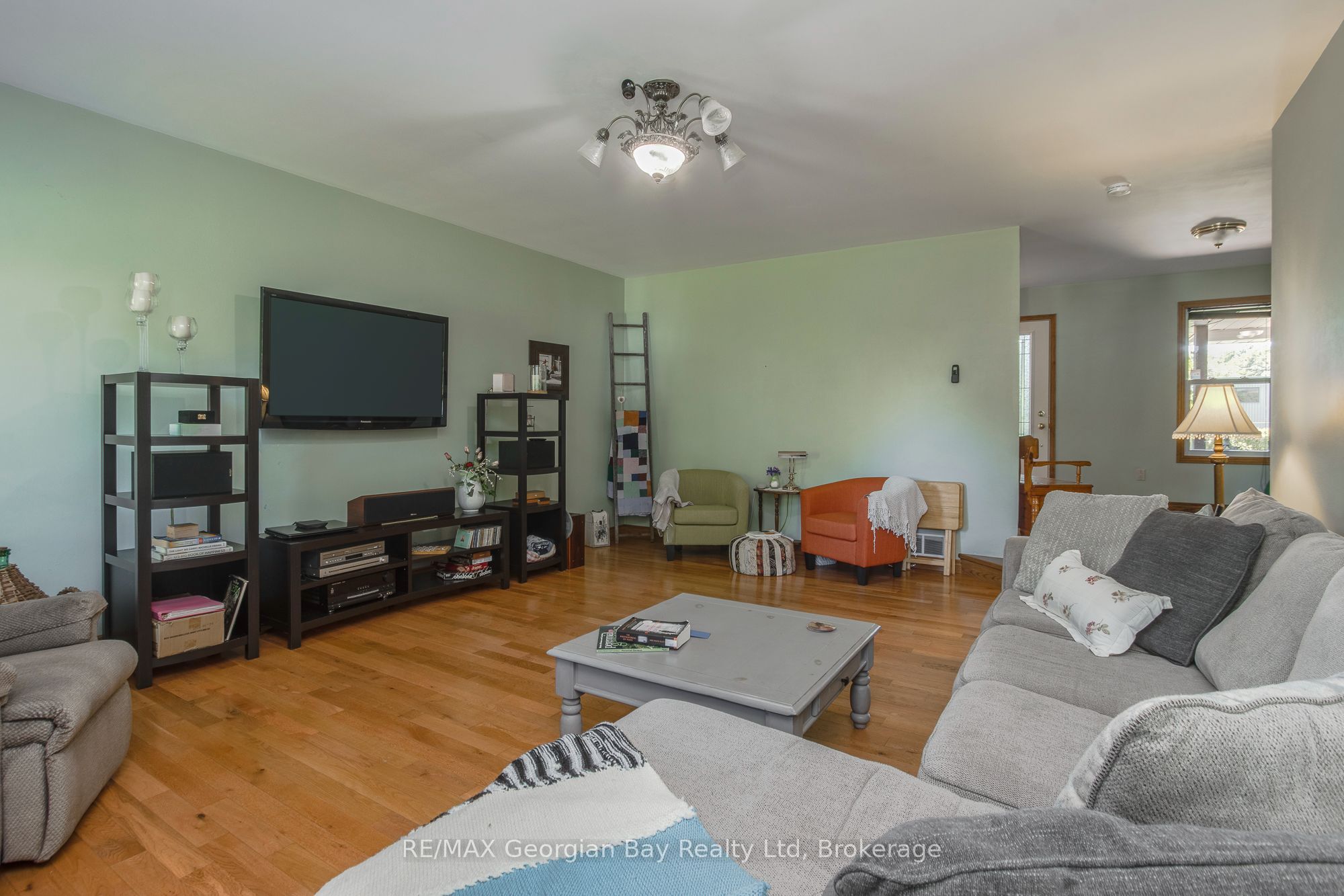305 Lindsay Street E Property Photo 8