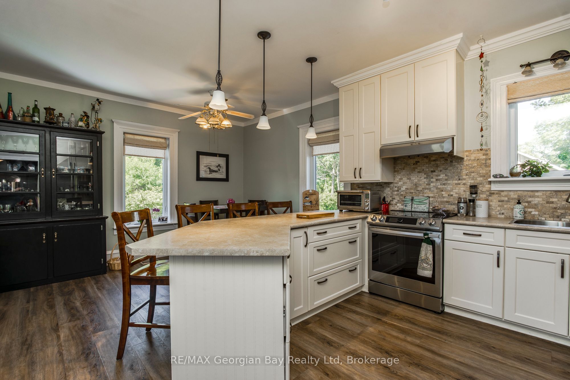 305 Lindsay Street E Property Photo 13
