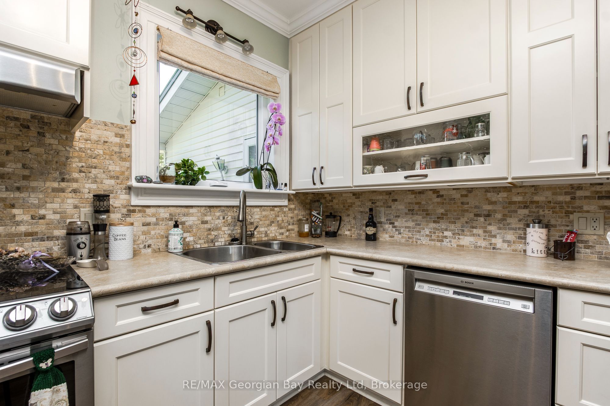 305 Lindsay Street E Property Photo 14