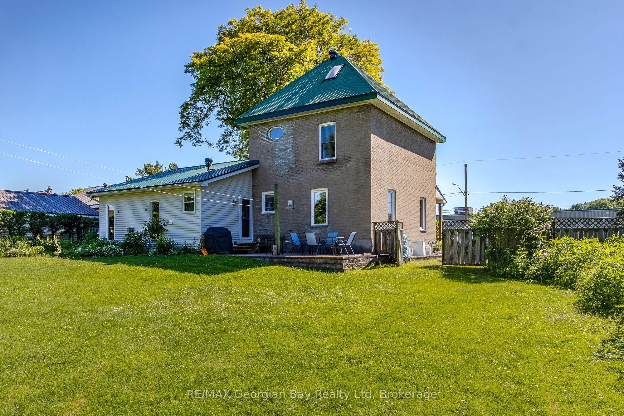 305 Lindsay Street E Property Photo 37