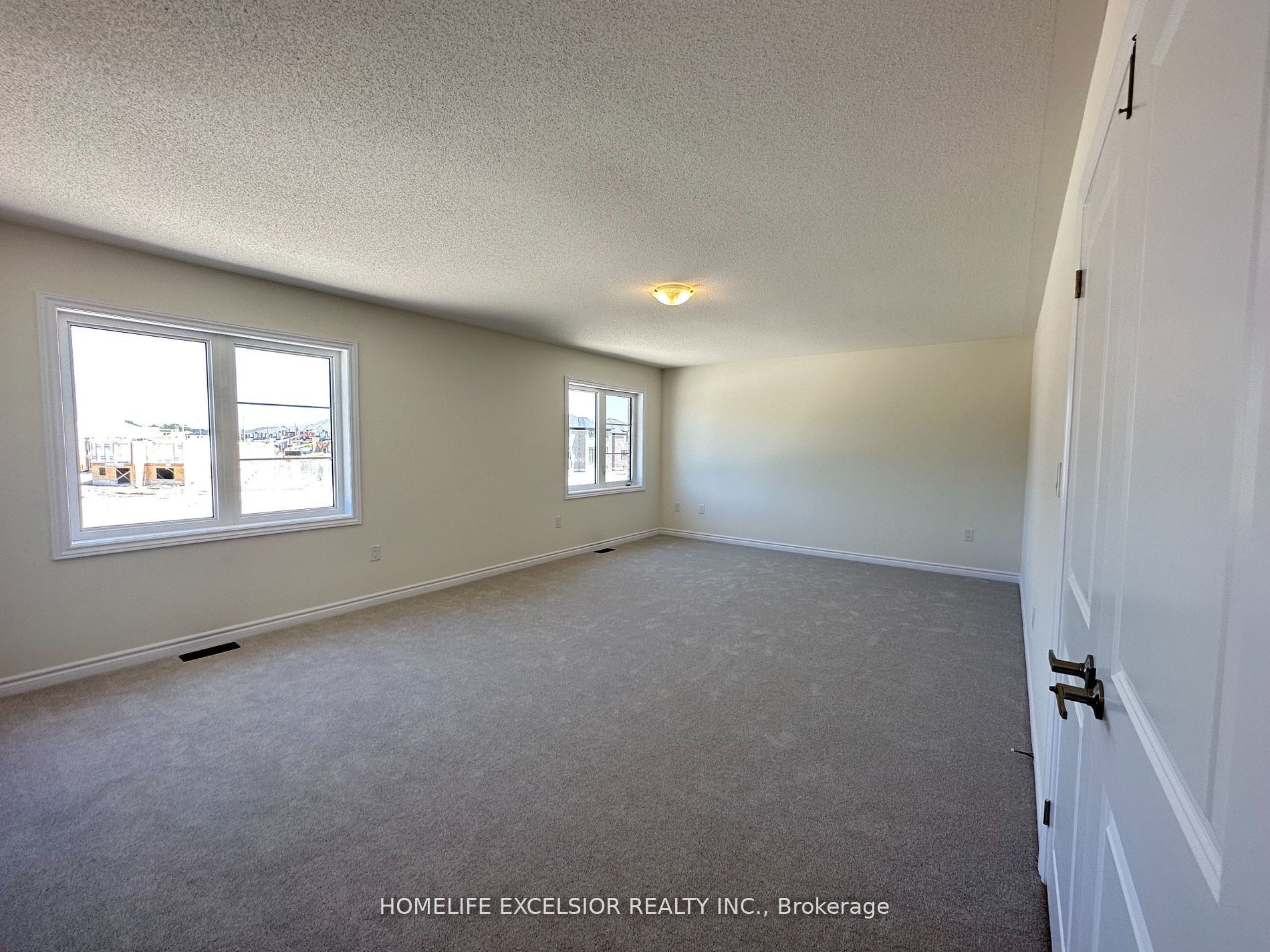 16 Rosanne Circ Property Photo 18