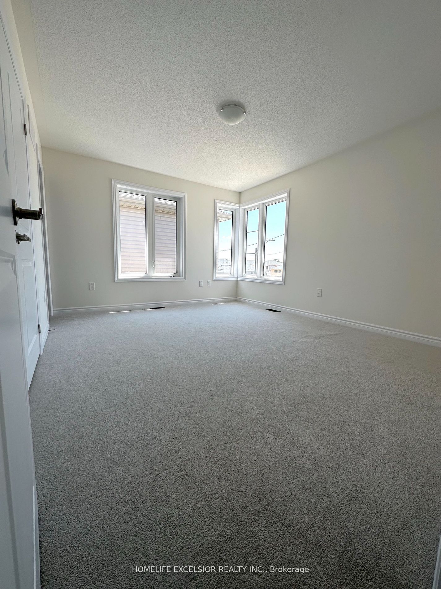 16 Rosanne Circ Property Photo 32