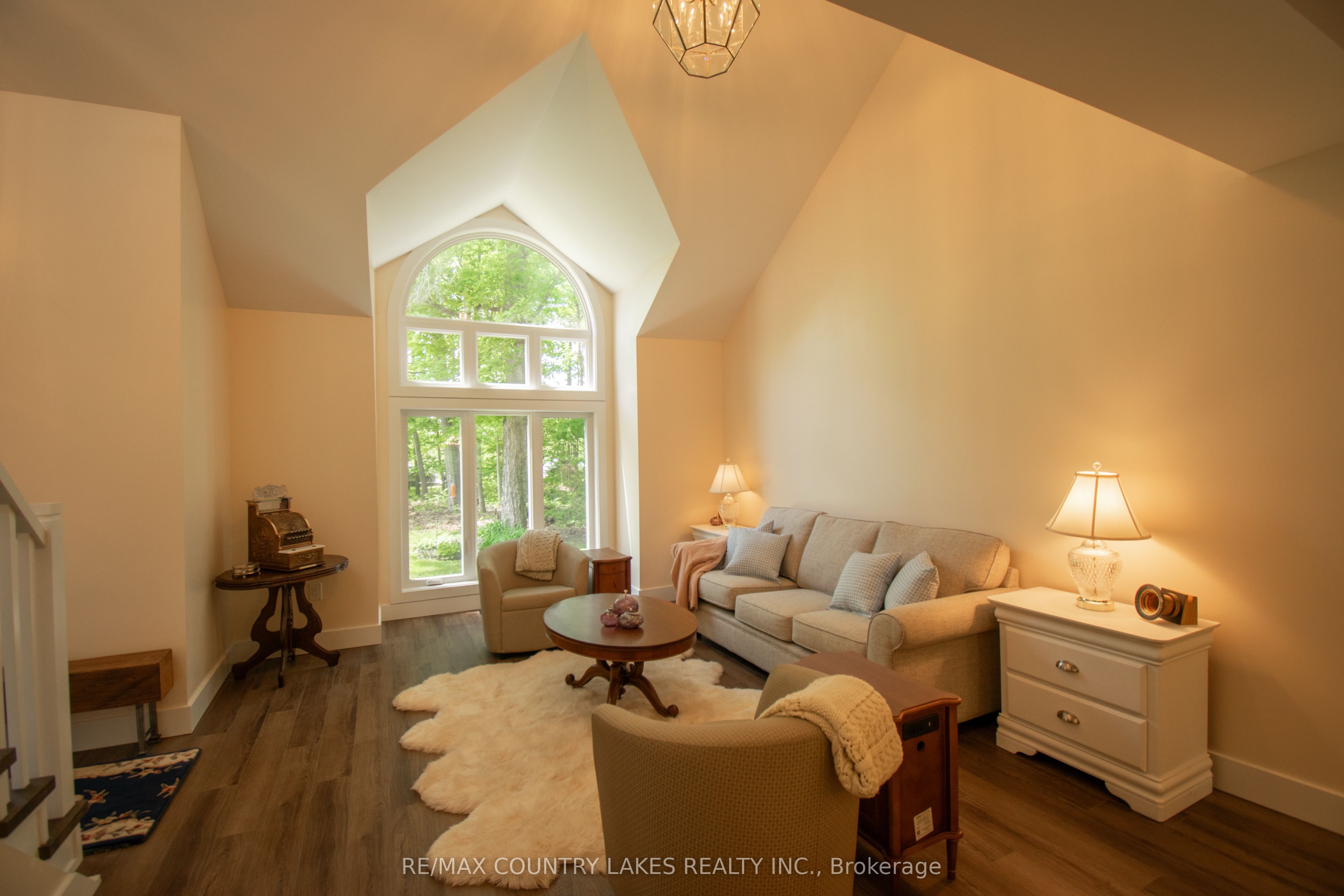 657 13th Line S Property Photo 3