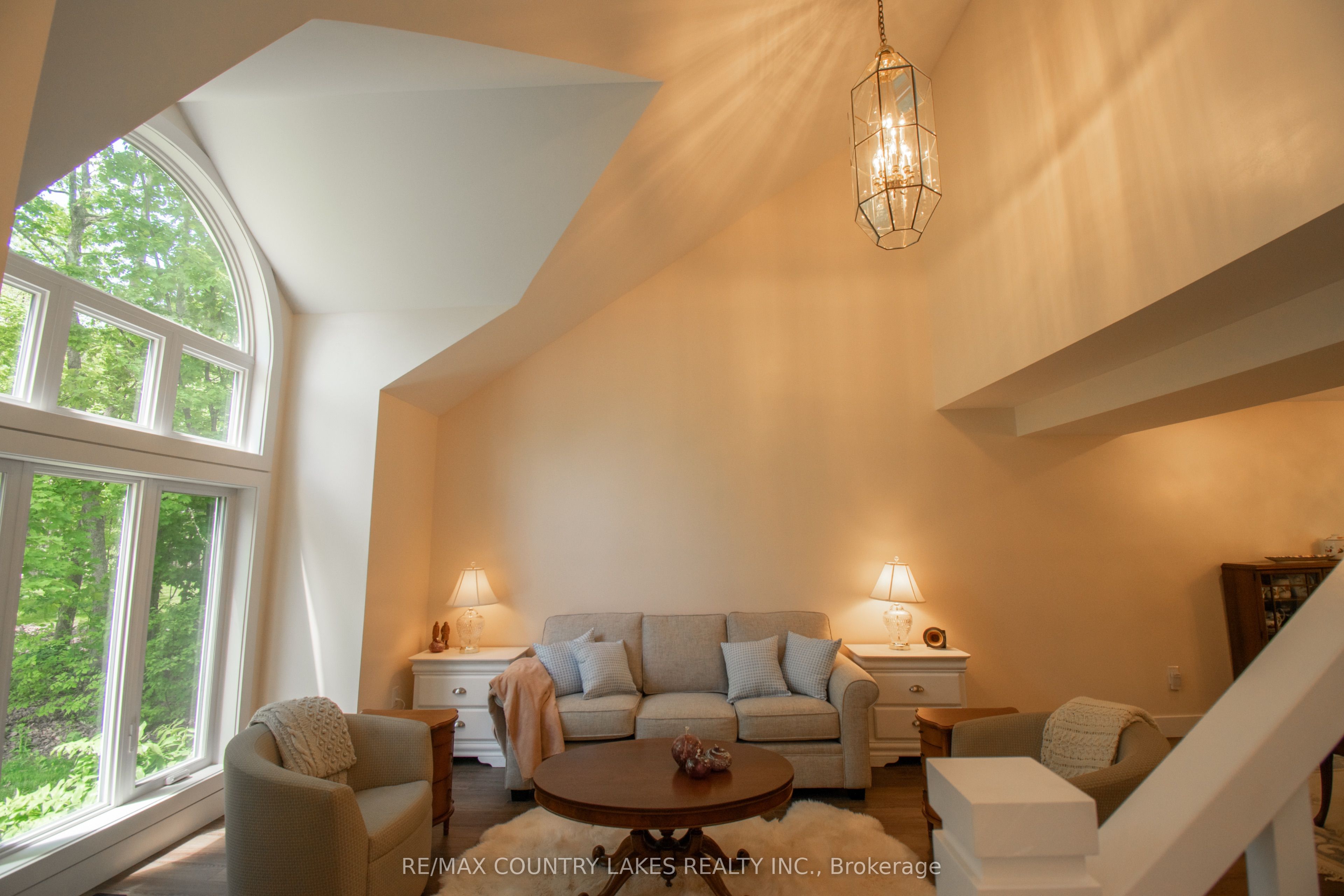 657 13th Line S Property Photo 4