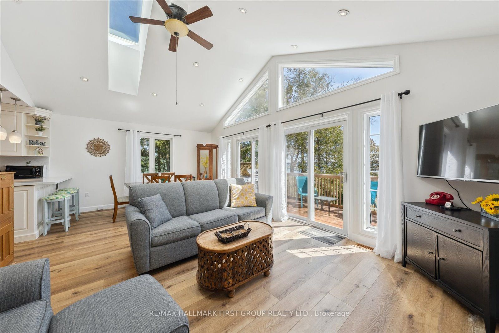2807 Lakeside Drive Property Photo 4