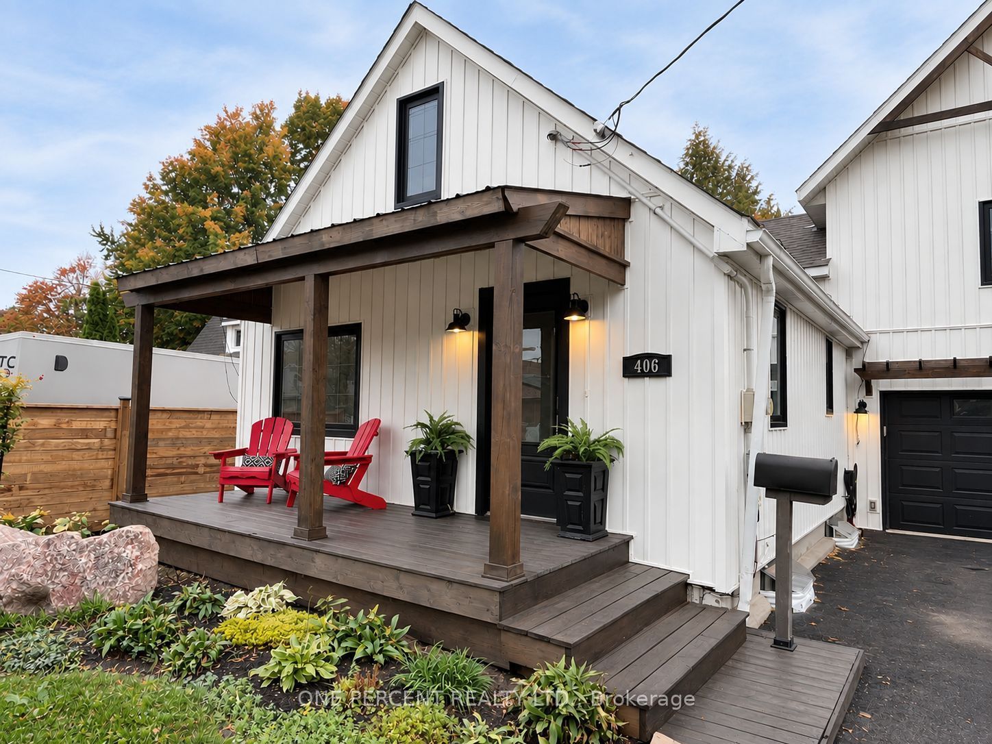 406 Peter Street N Property Photo 2