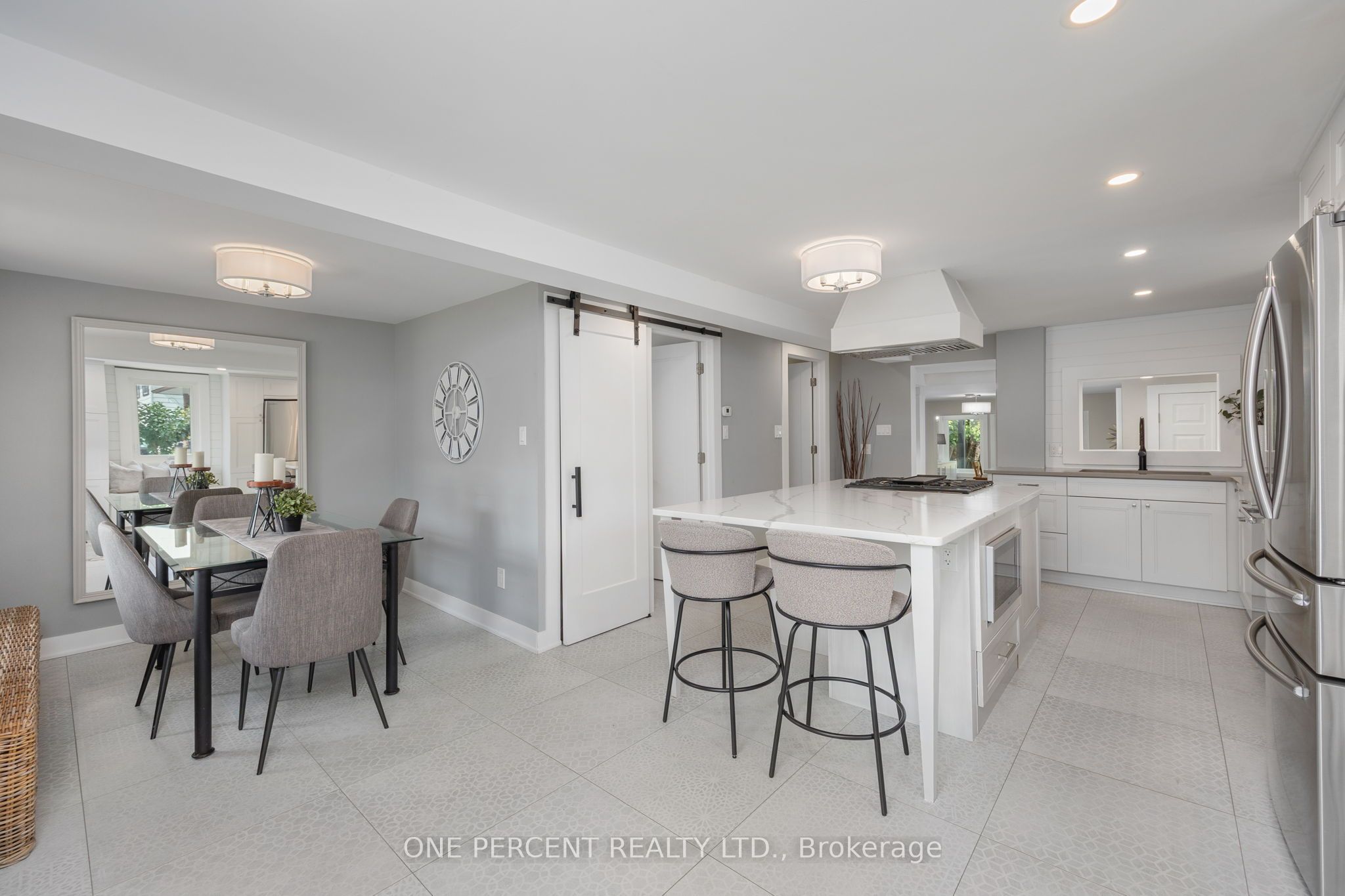 406 Peter Street N Property Photo 3