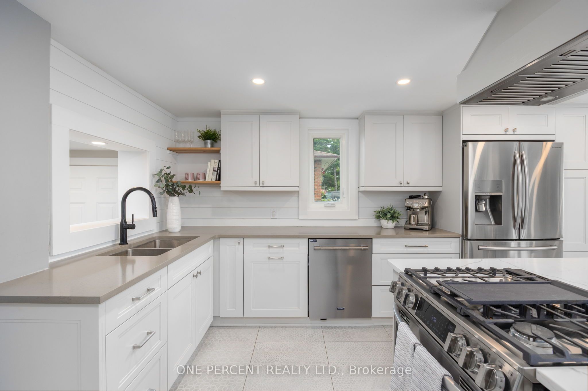 406 Peter Street N Property Photo 6