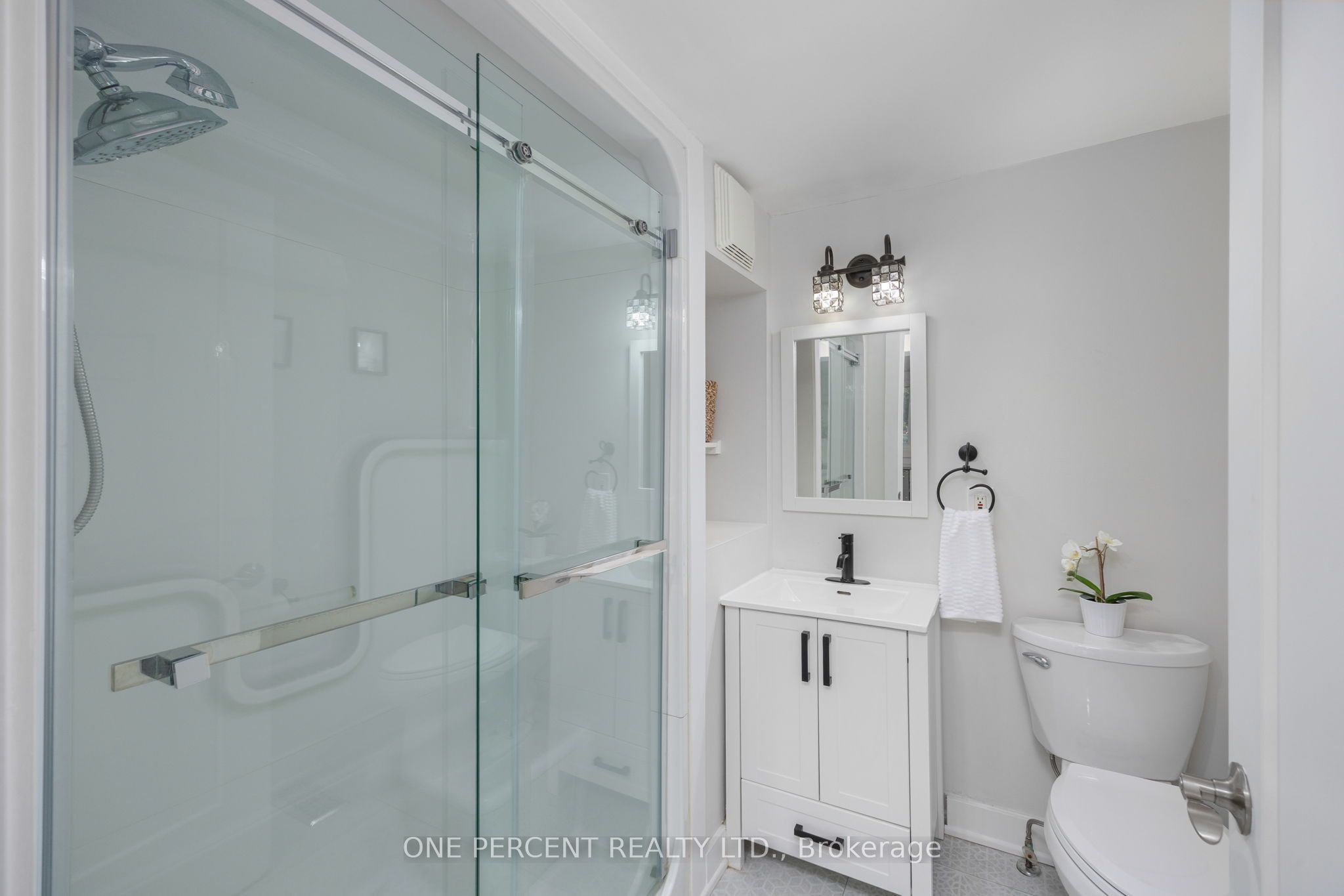406 Peter Street N Property Photo 9