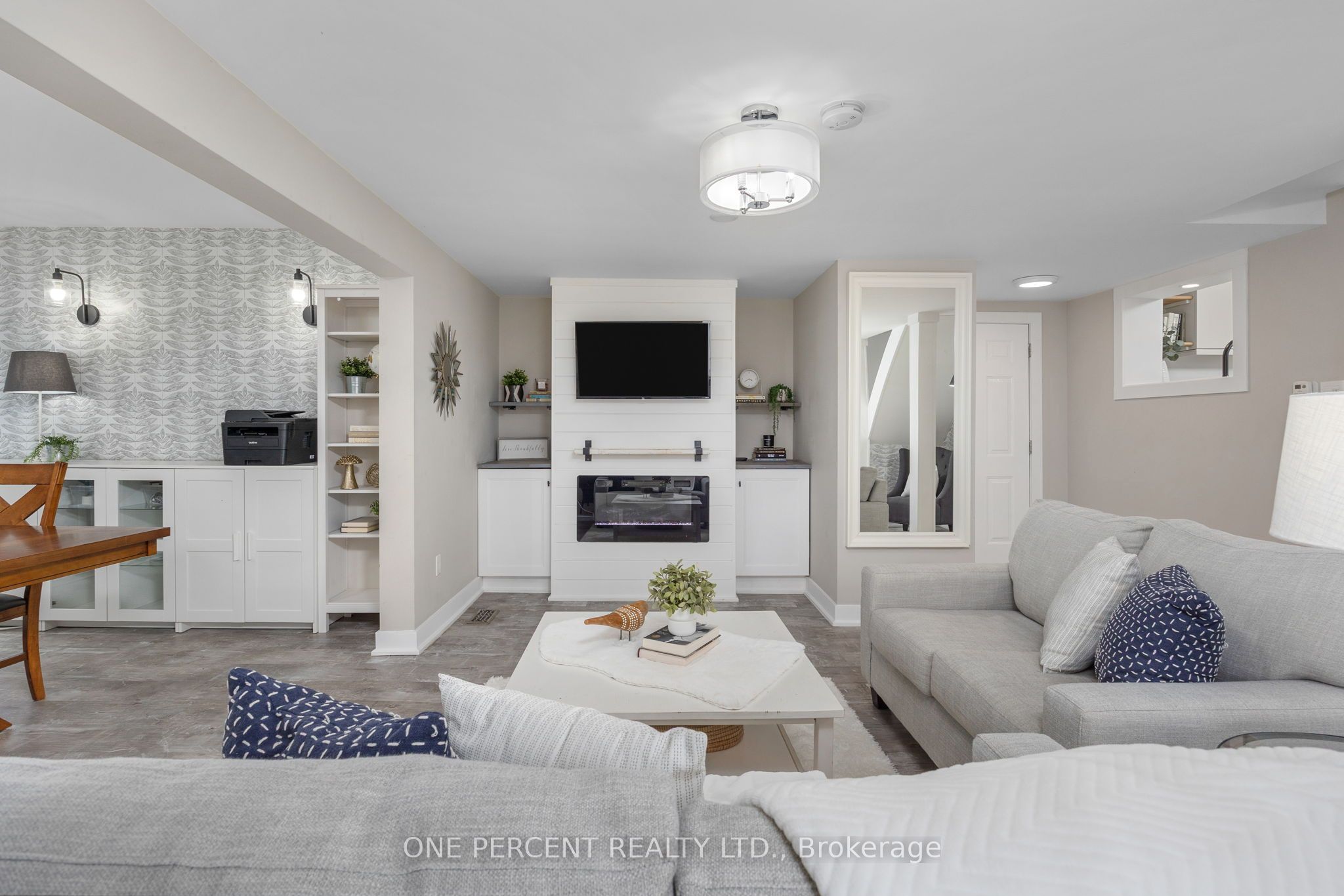 406 Peter Street N Property Photo 11