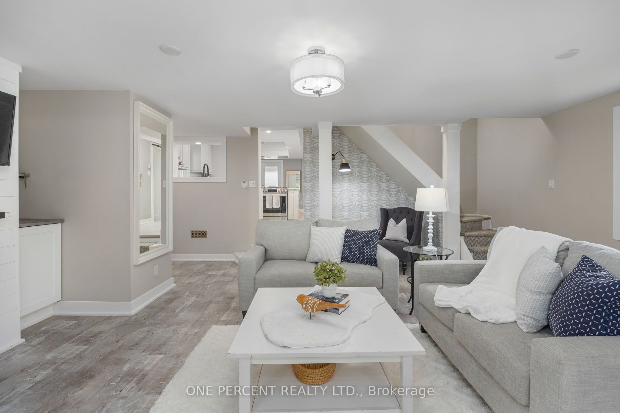 406 Peter Street N Property Photo 12