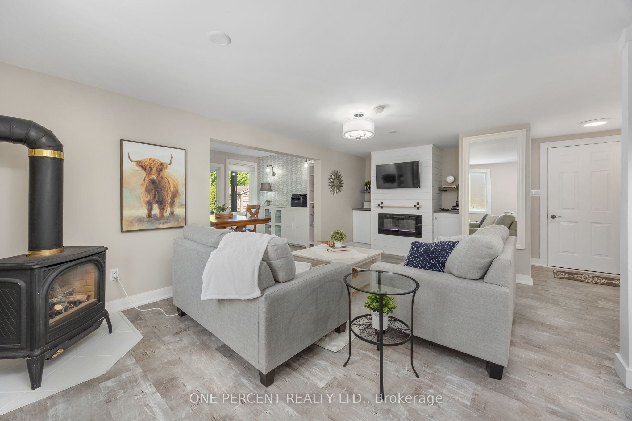 406 Peter Street N Property Photo 14