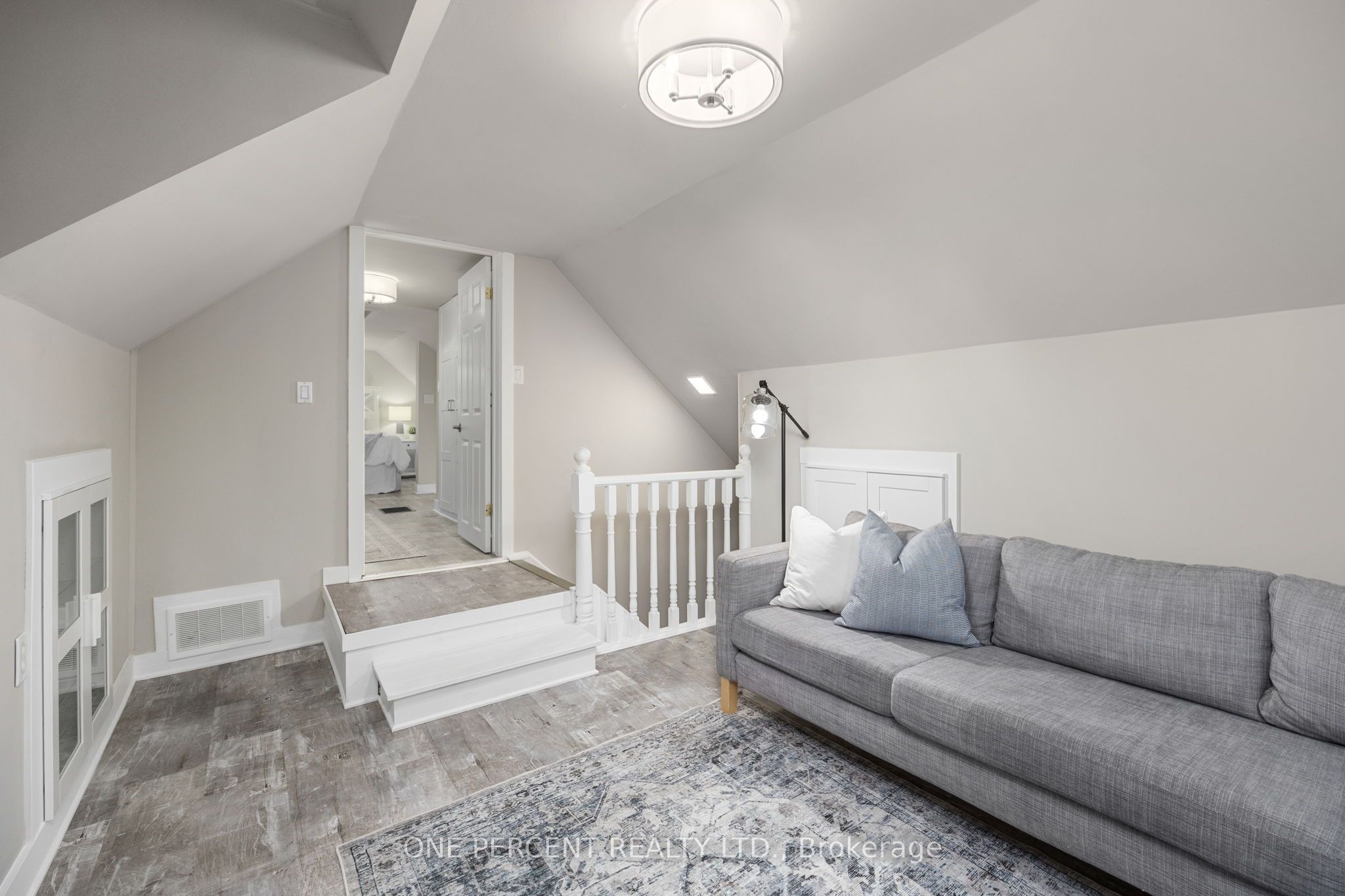 406 Peter Street N Property Photo 15