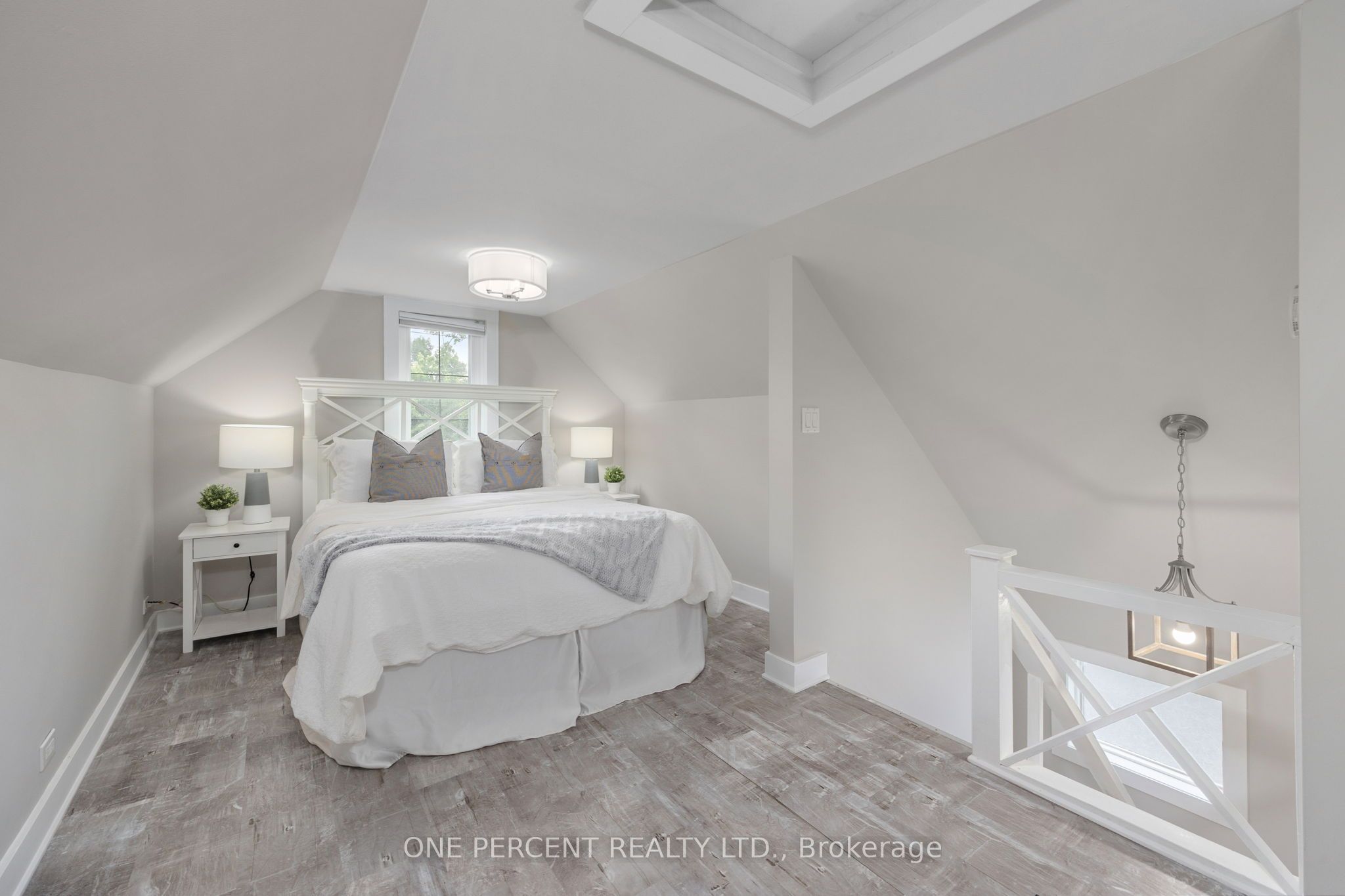 406 Peter Street N Property Photo 17