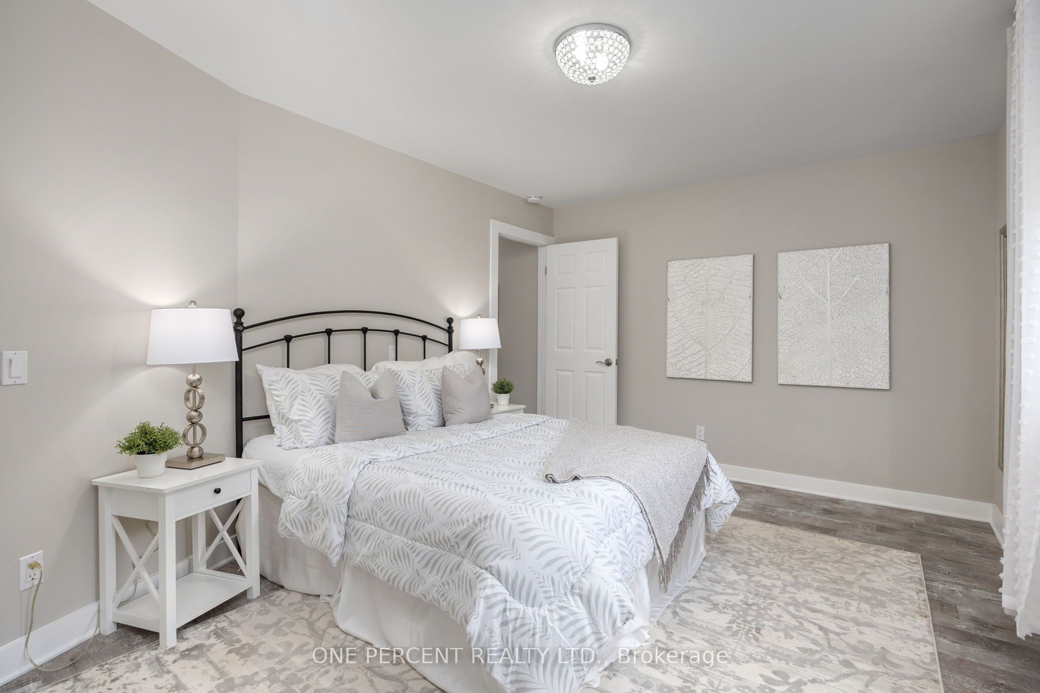 406 Peter Street N Property Photo 21