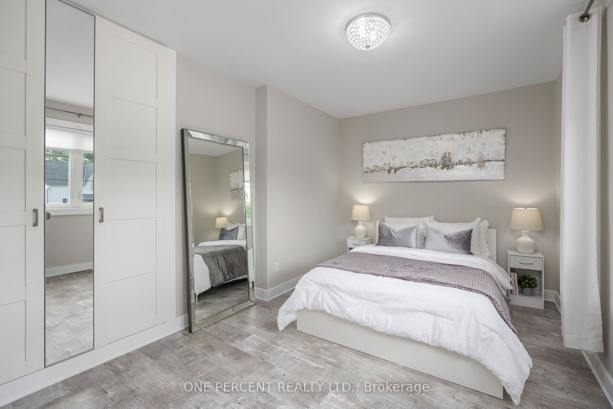406 Peter Street N Property Photo 24
