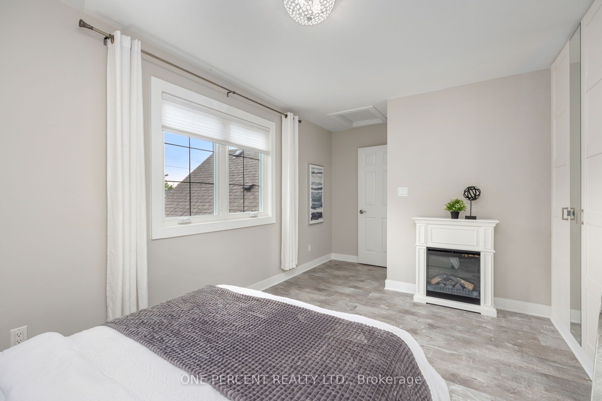 406 Peter Street N Property Photo 25