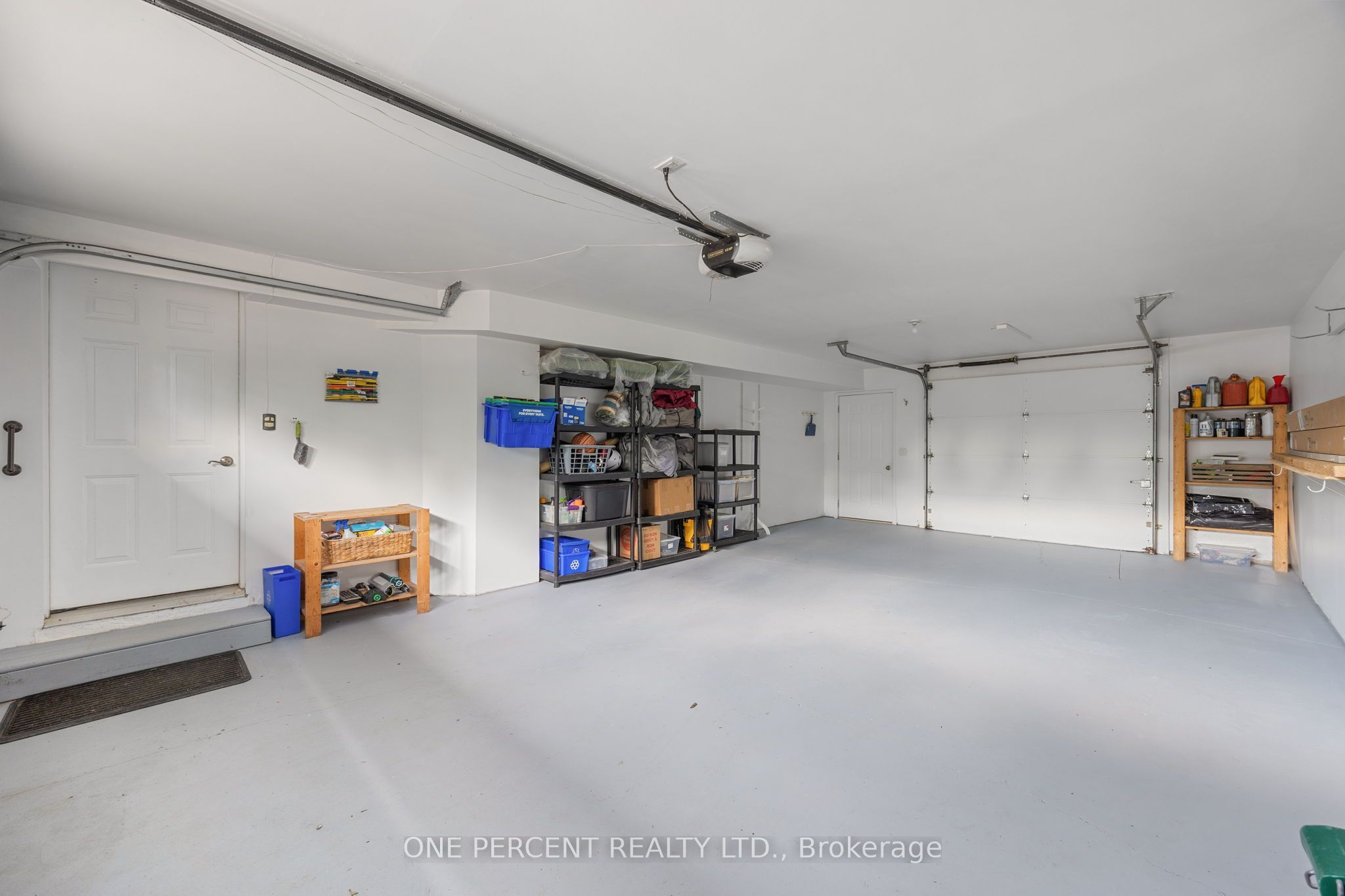 406 Peter Street N Property Photo 27