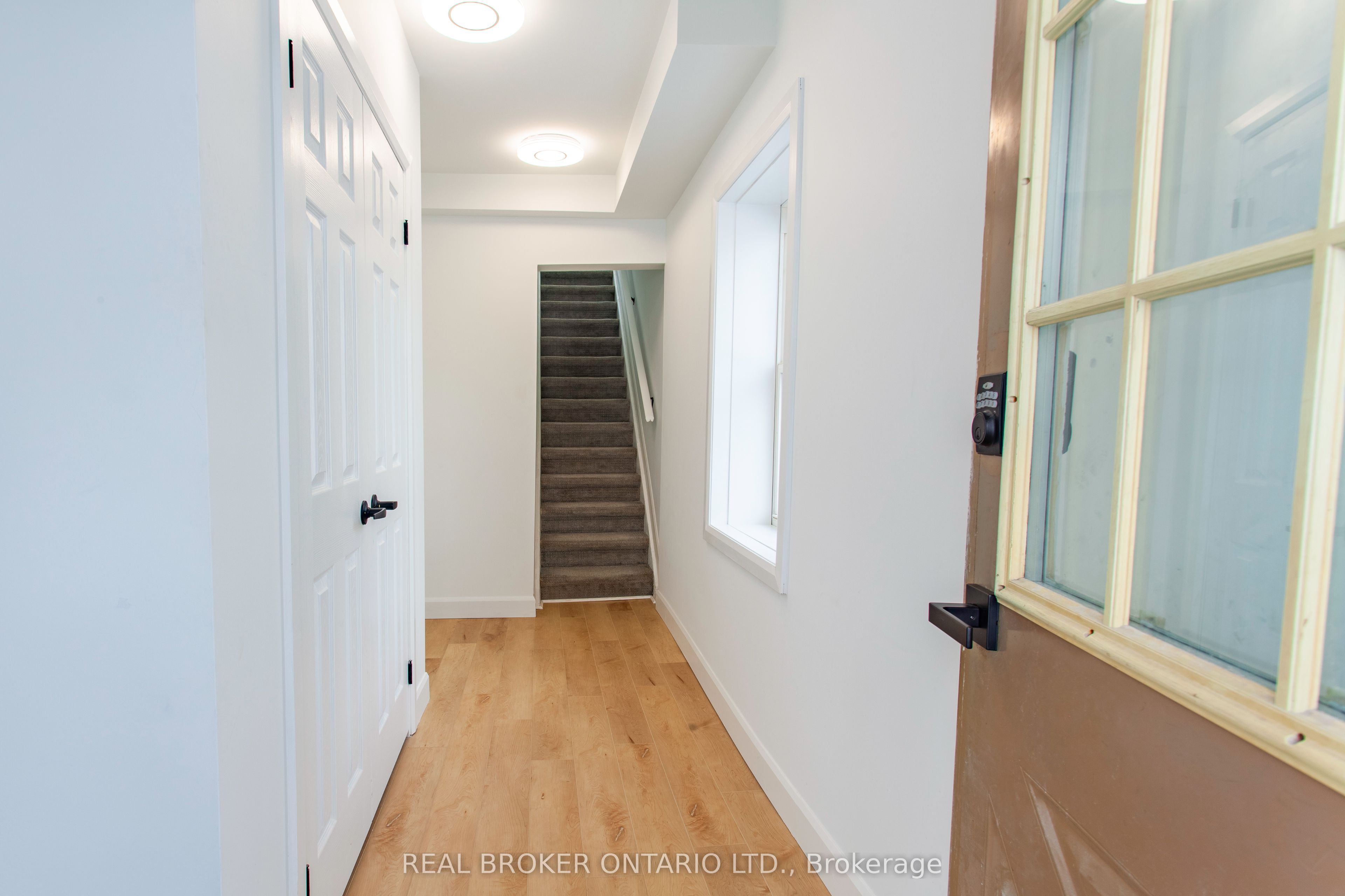 97 Albert Street S Upper Property Photo 10