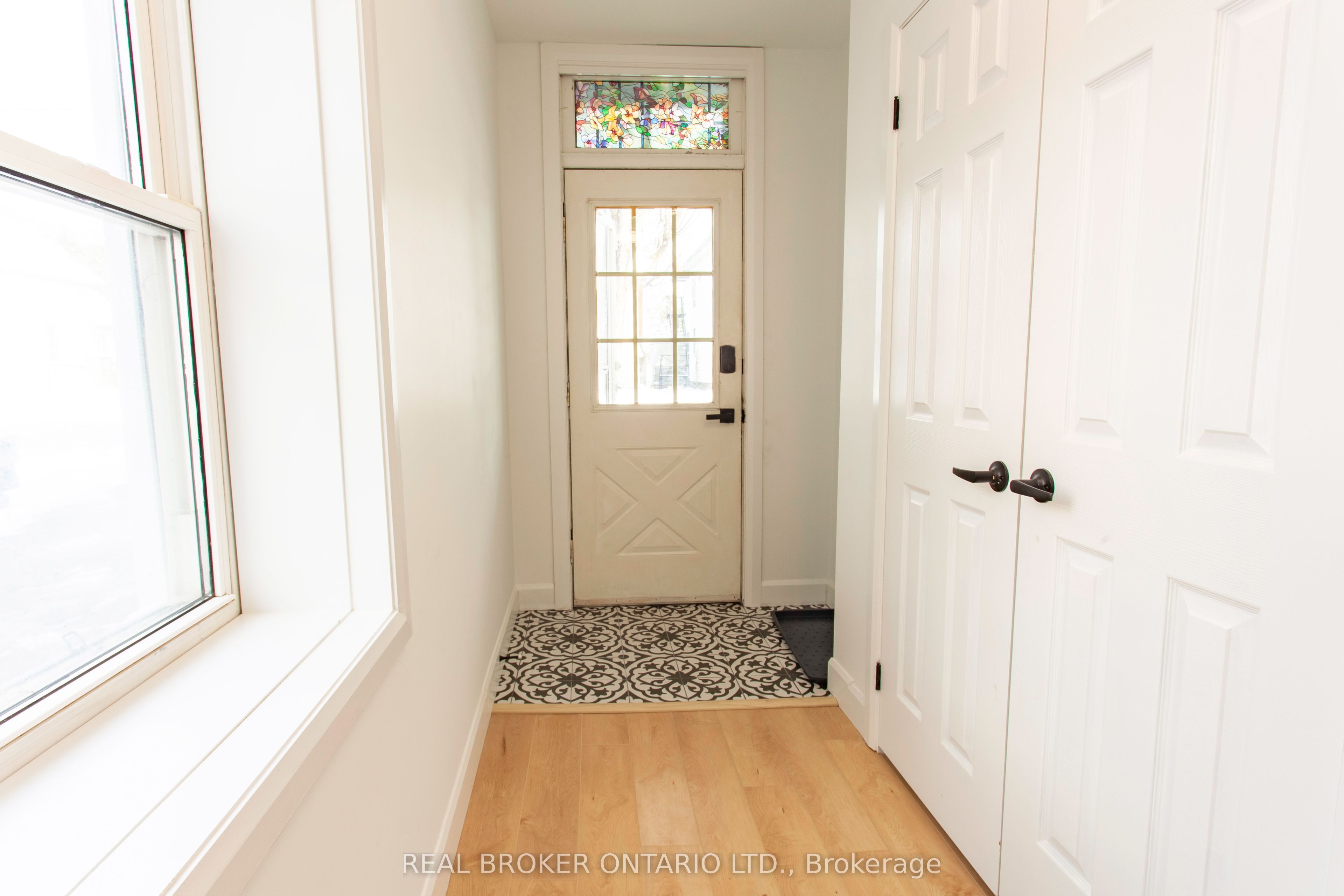 97 Albert Street S Upper Property Photo 11