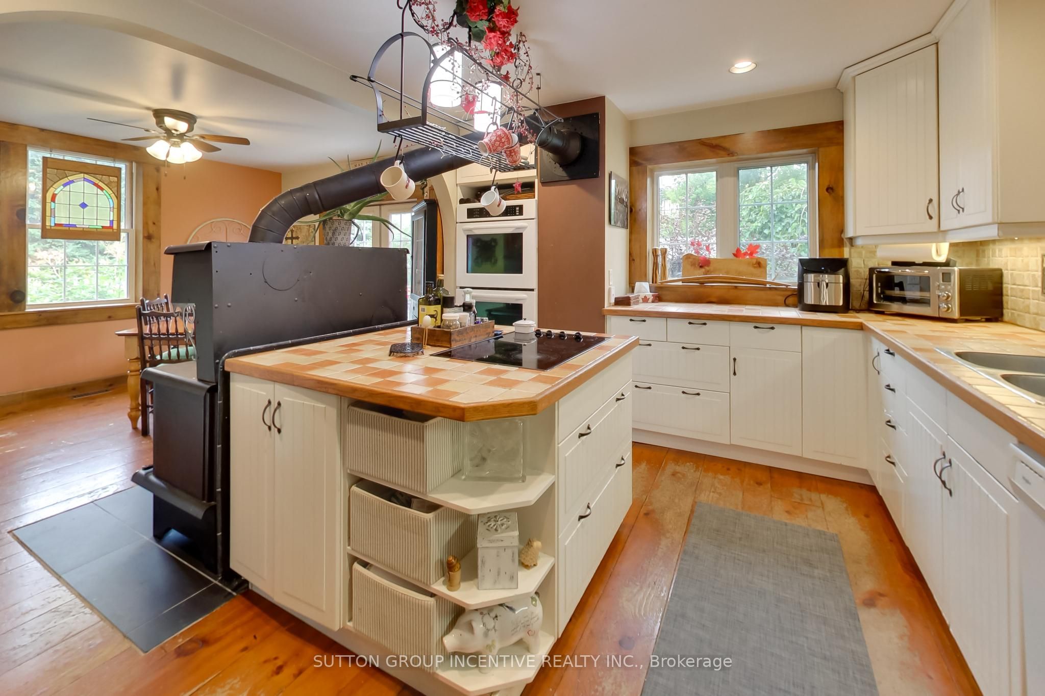 1724 Penetanguishene Road Property Photo 6
