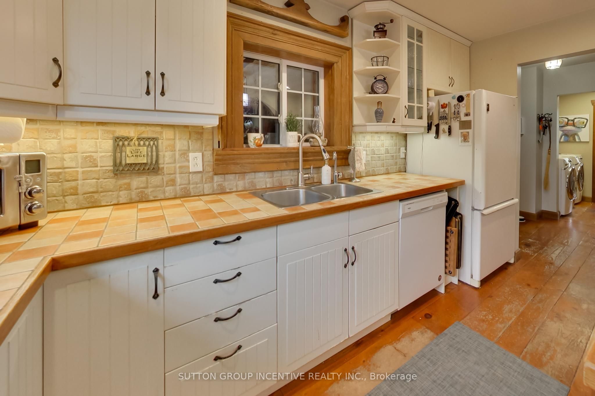 1724 Penetanguishene Road Property Photo 7