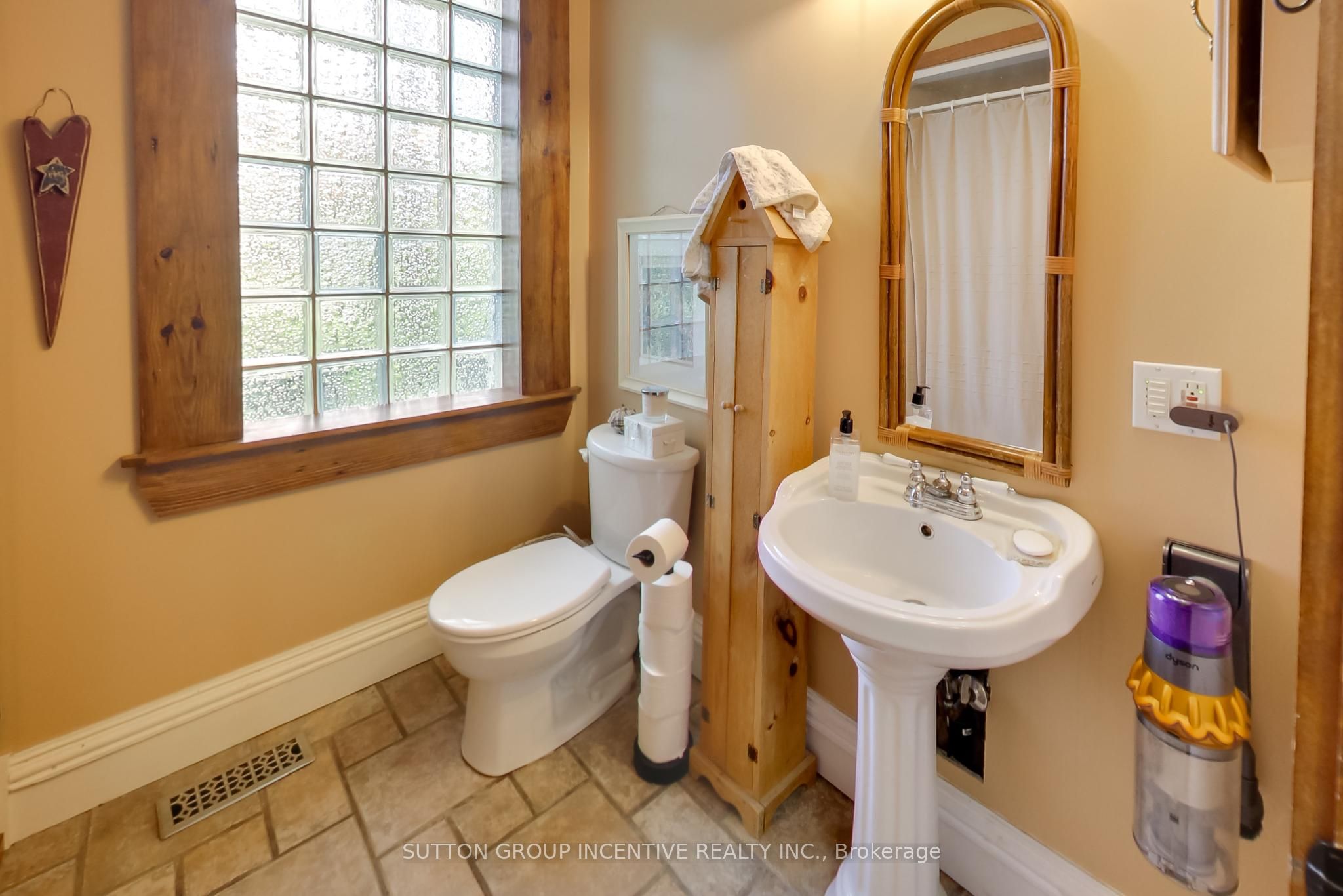 1724 Penetanguishene Road Property Photo 17