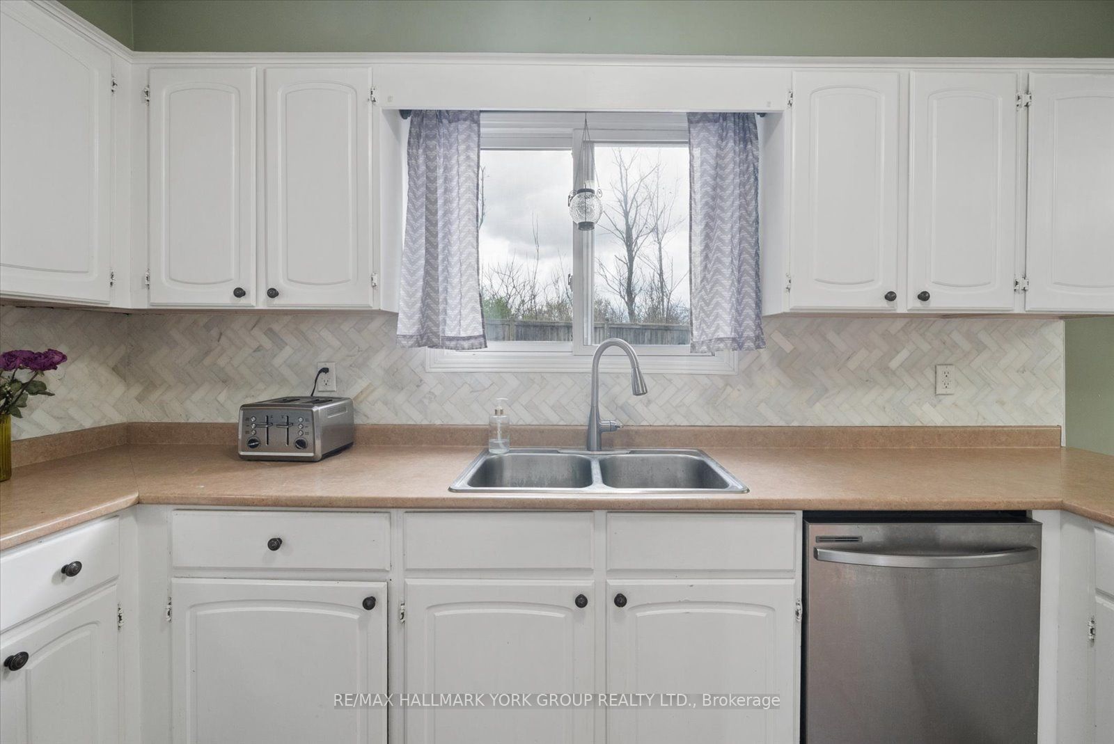 41 Laurentian Lane Property Photo 12