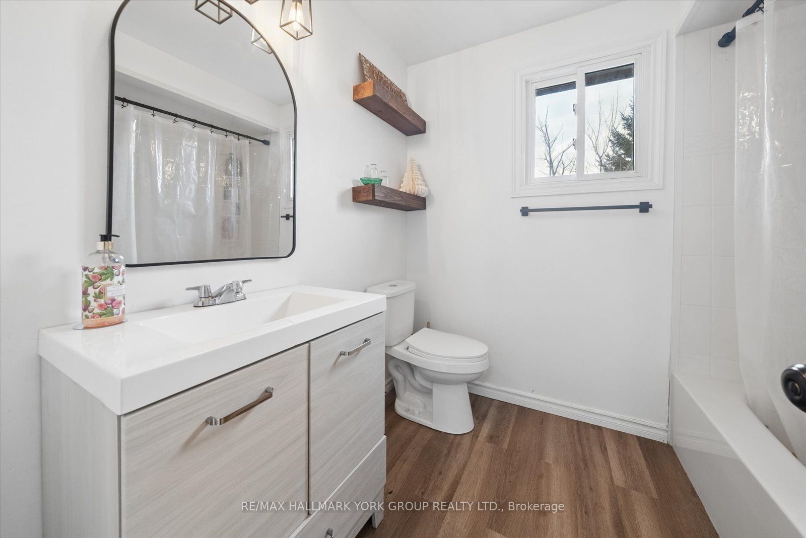 41 Laurentian Lane Property Photo 27