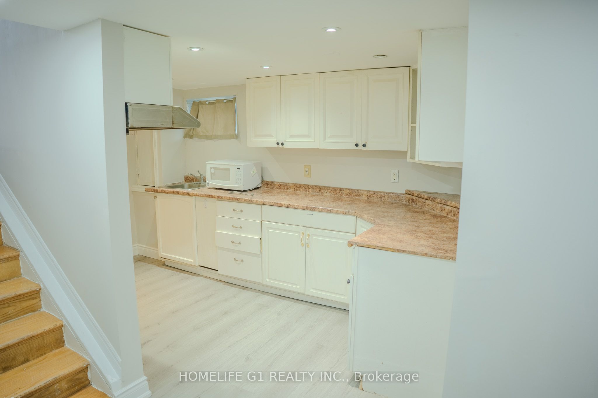 332 Grove Street E Property Photo 17
