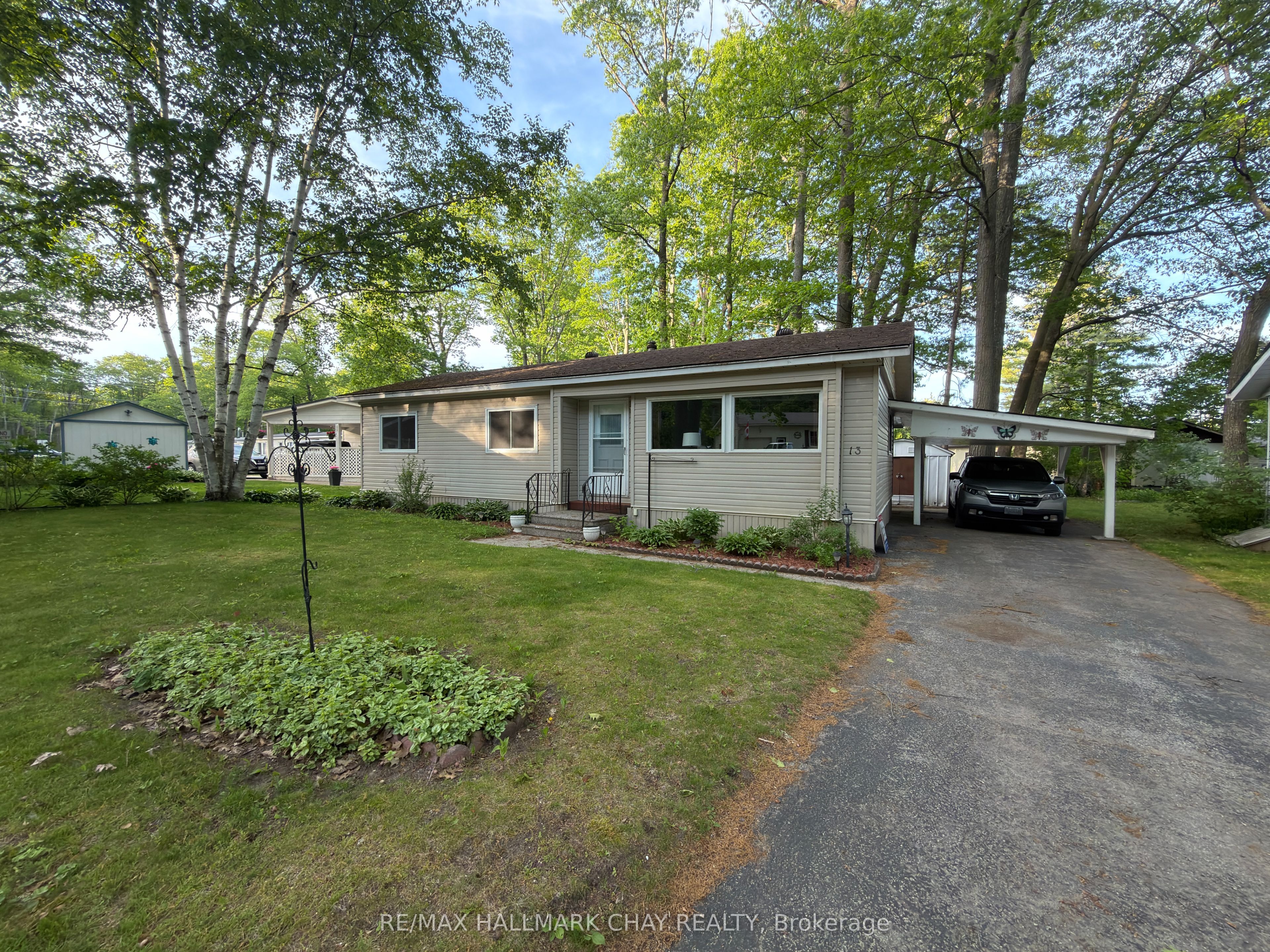 13 Carruthers Street N Property Photo 1