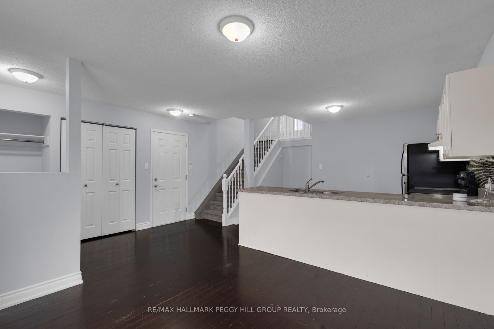 152 Madelaine Drive Upper Property Photo 4