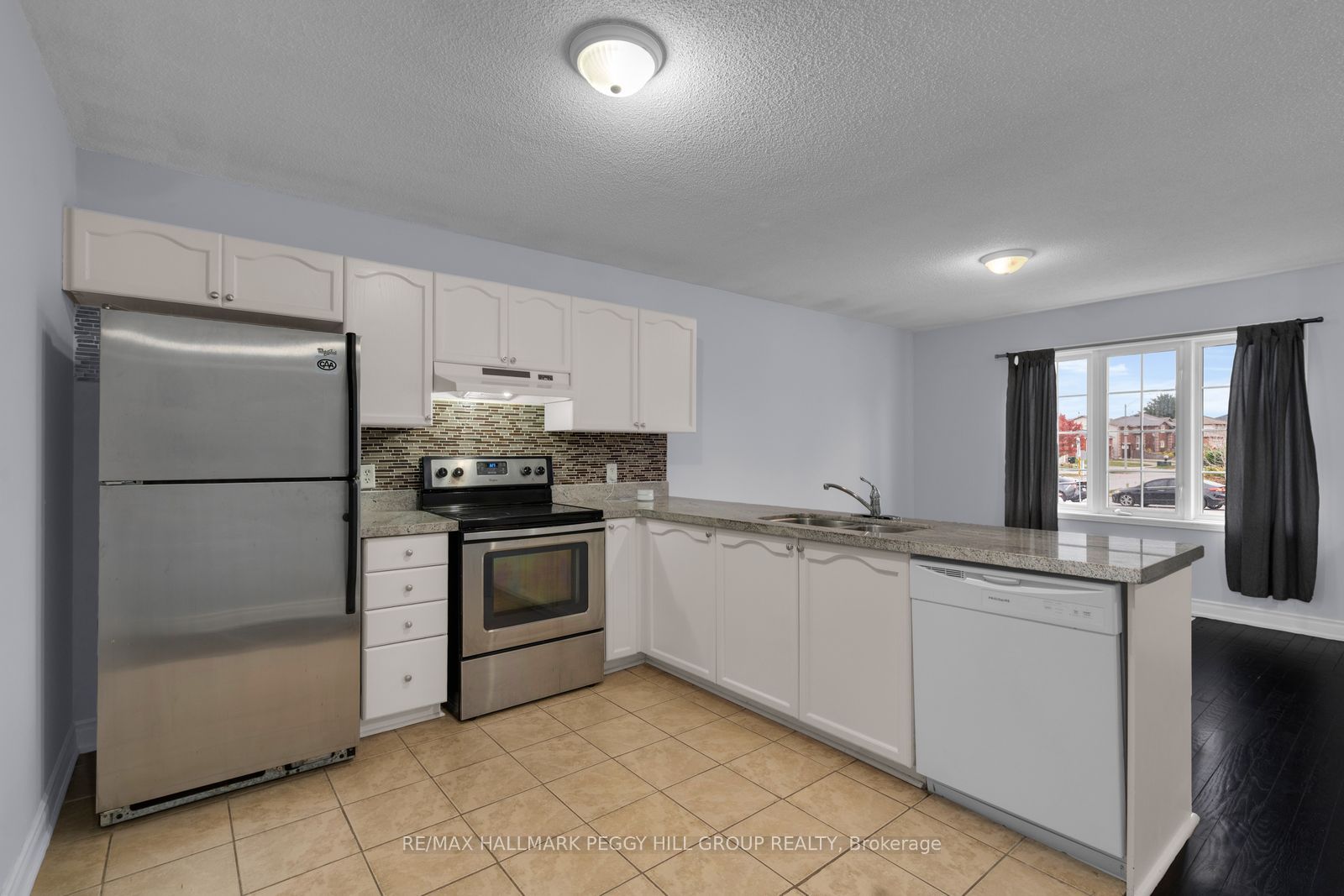 152 Madelaine Drive Upper Property Photo 5
