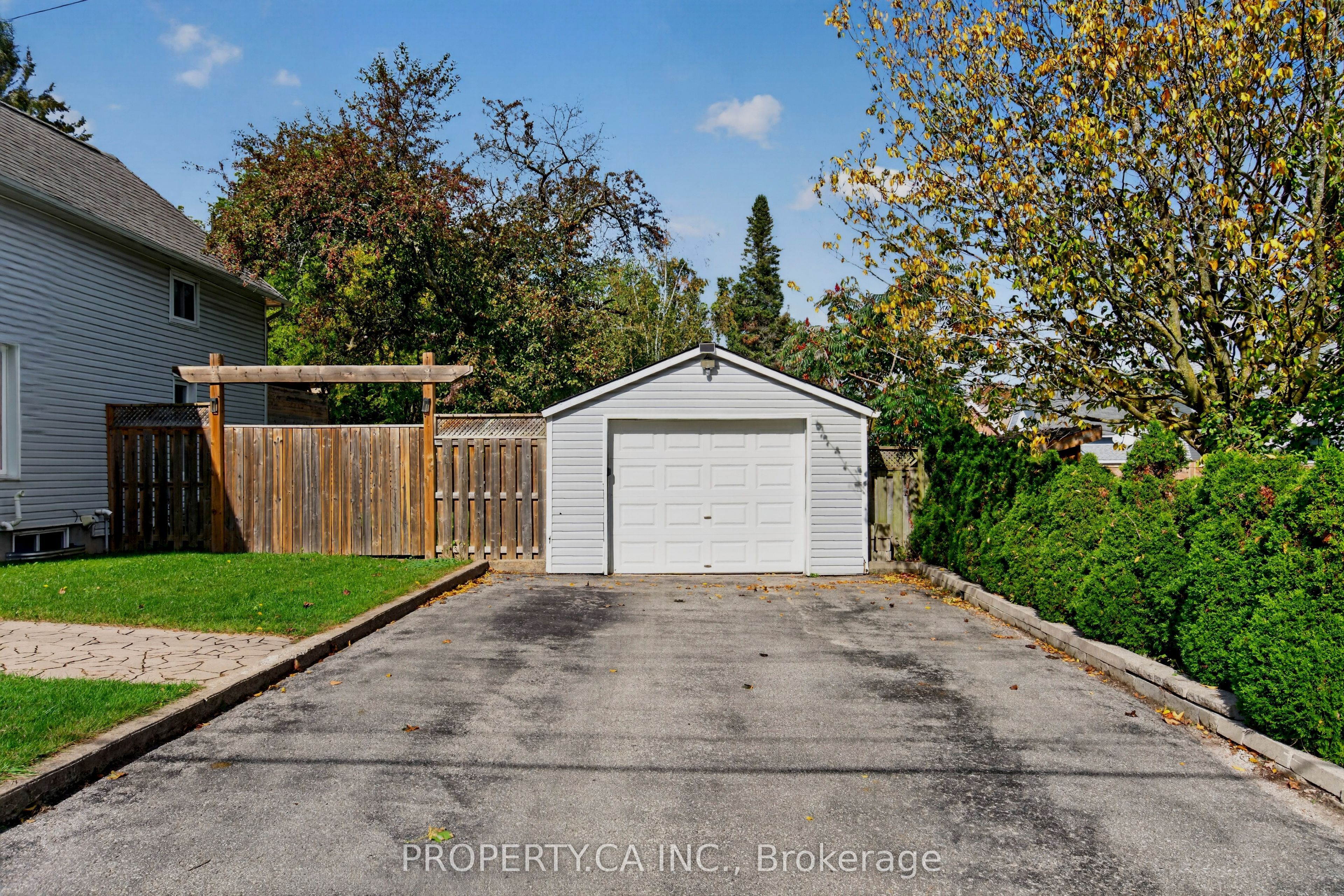 646 Victoria Street Property Photo 3