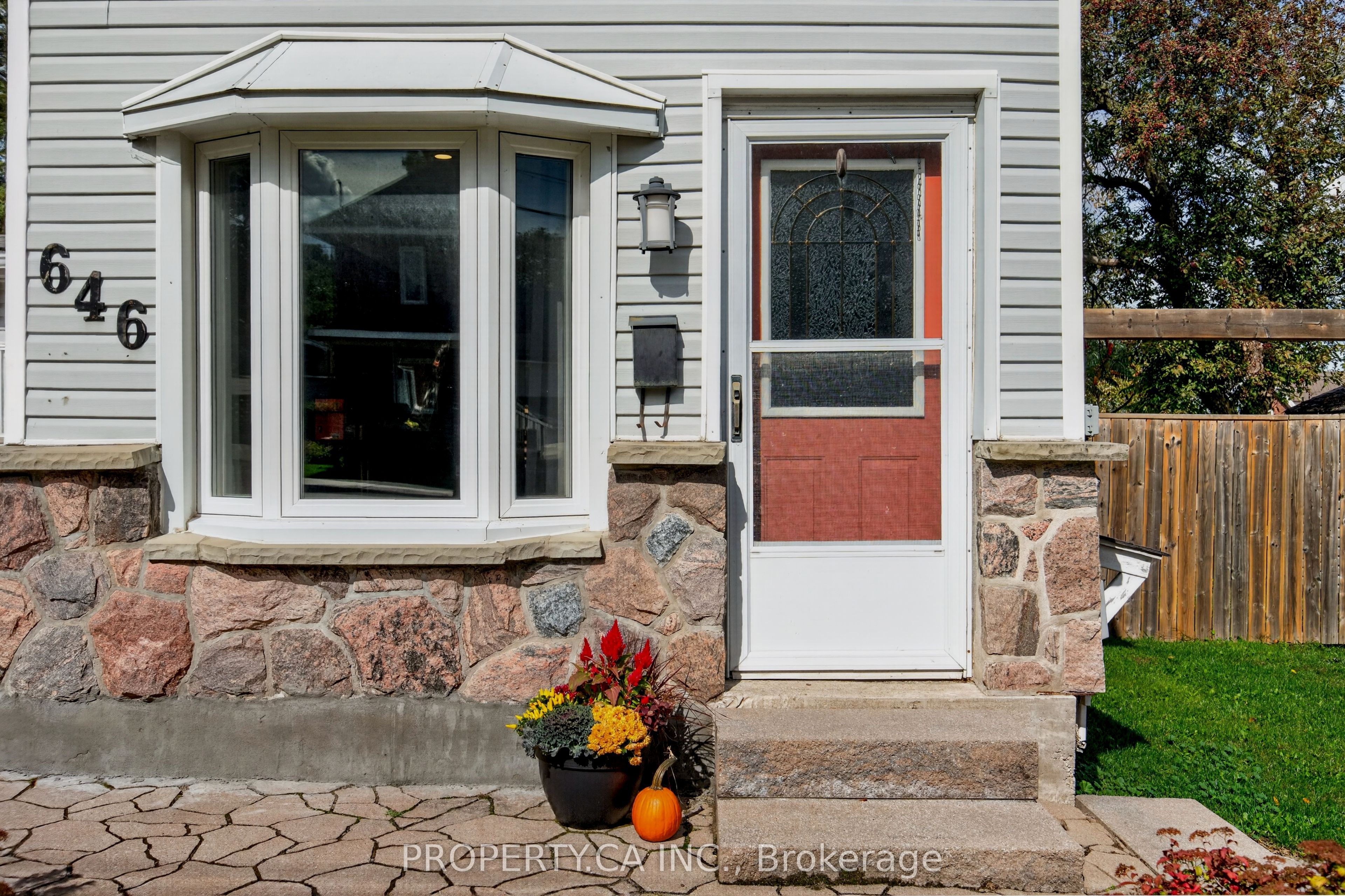 646 Victoria Street Property Photo 4