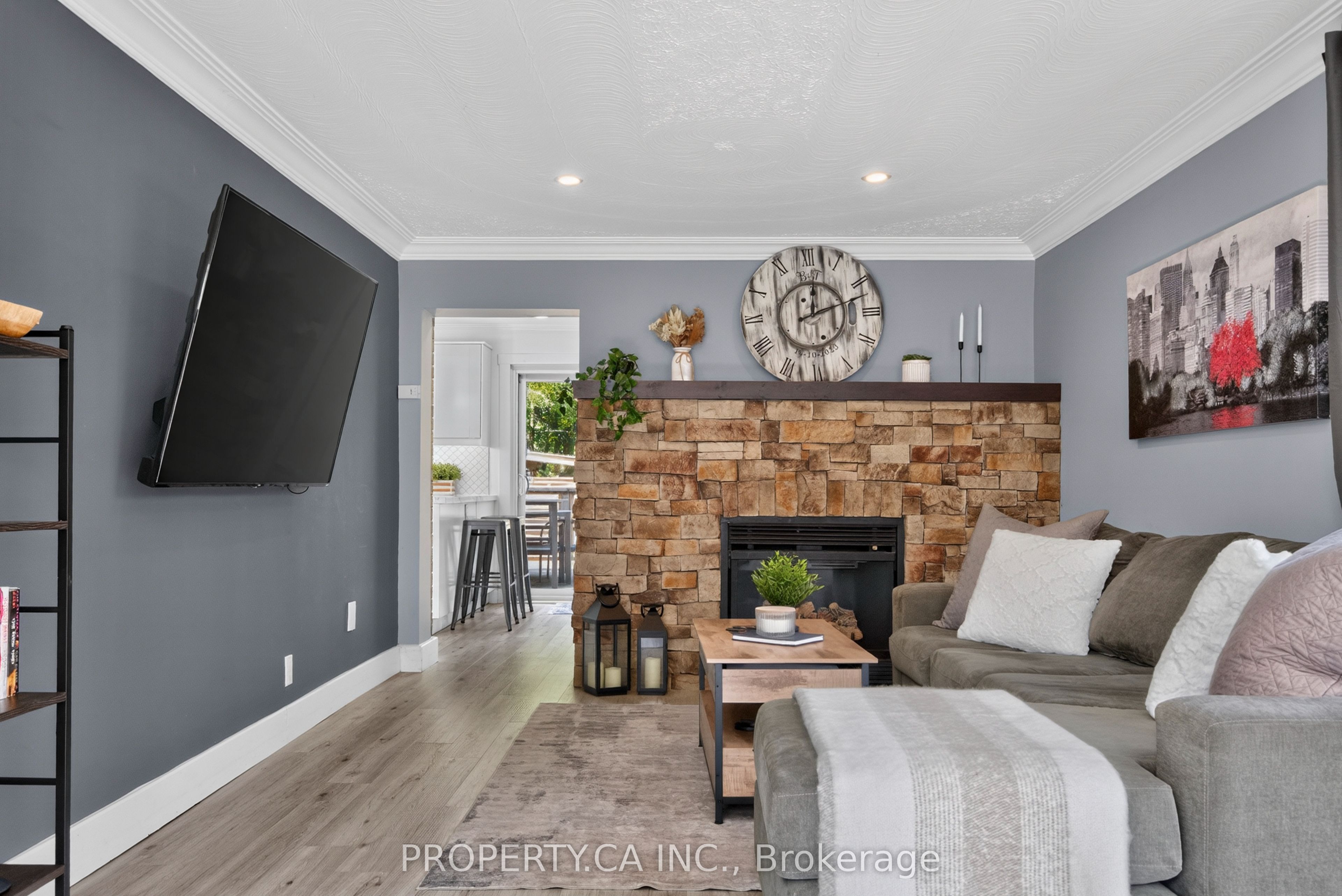 646 Victoria Street Property Photo 7