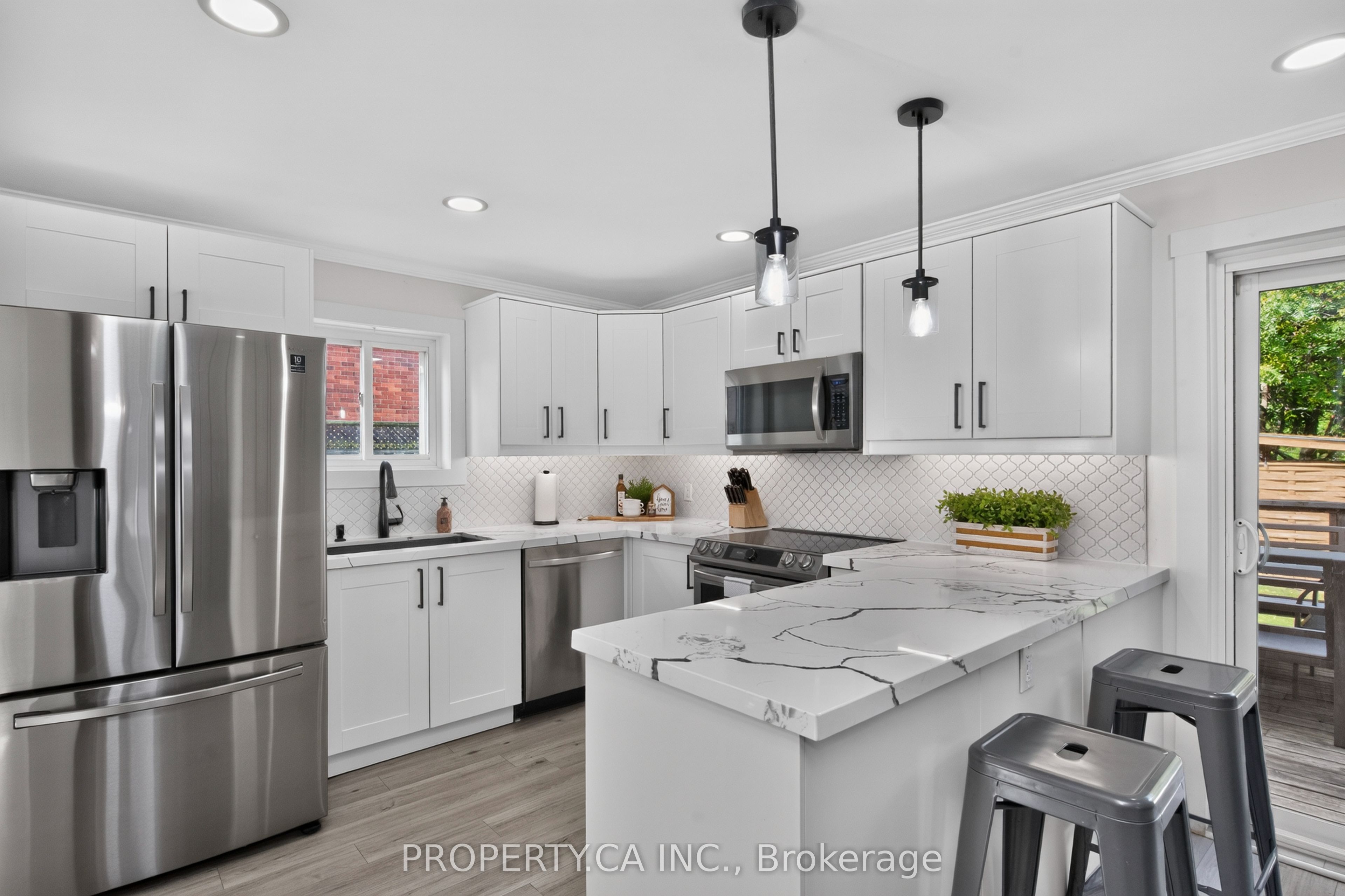 646 Victoria Street Property Photo 14