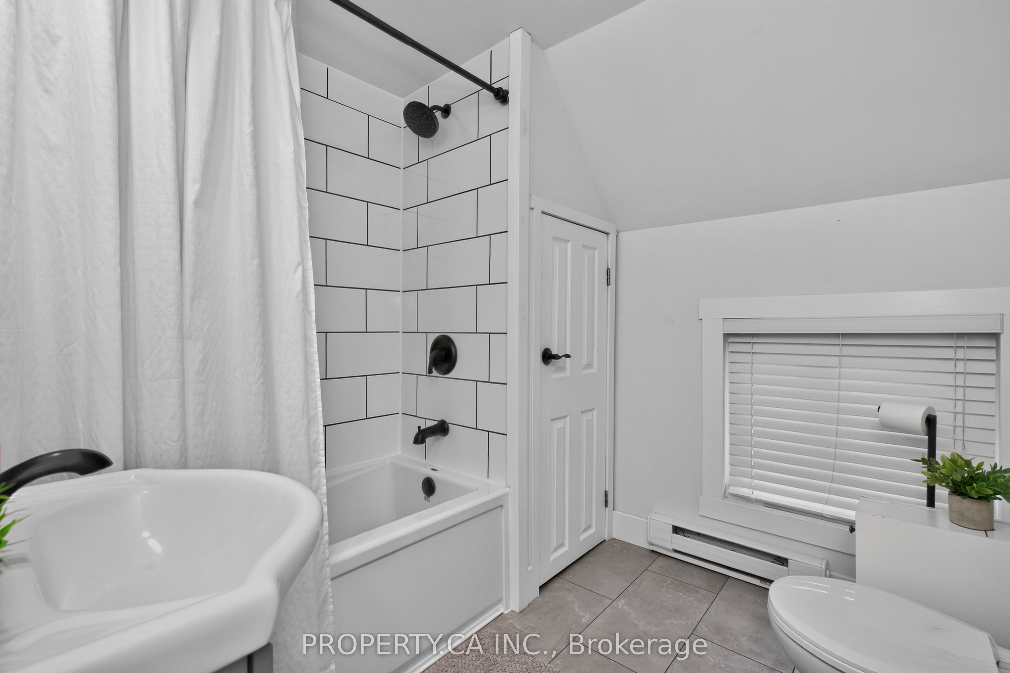 646 Victoria Street Property Photo 35