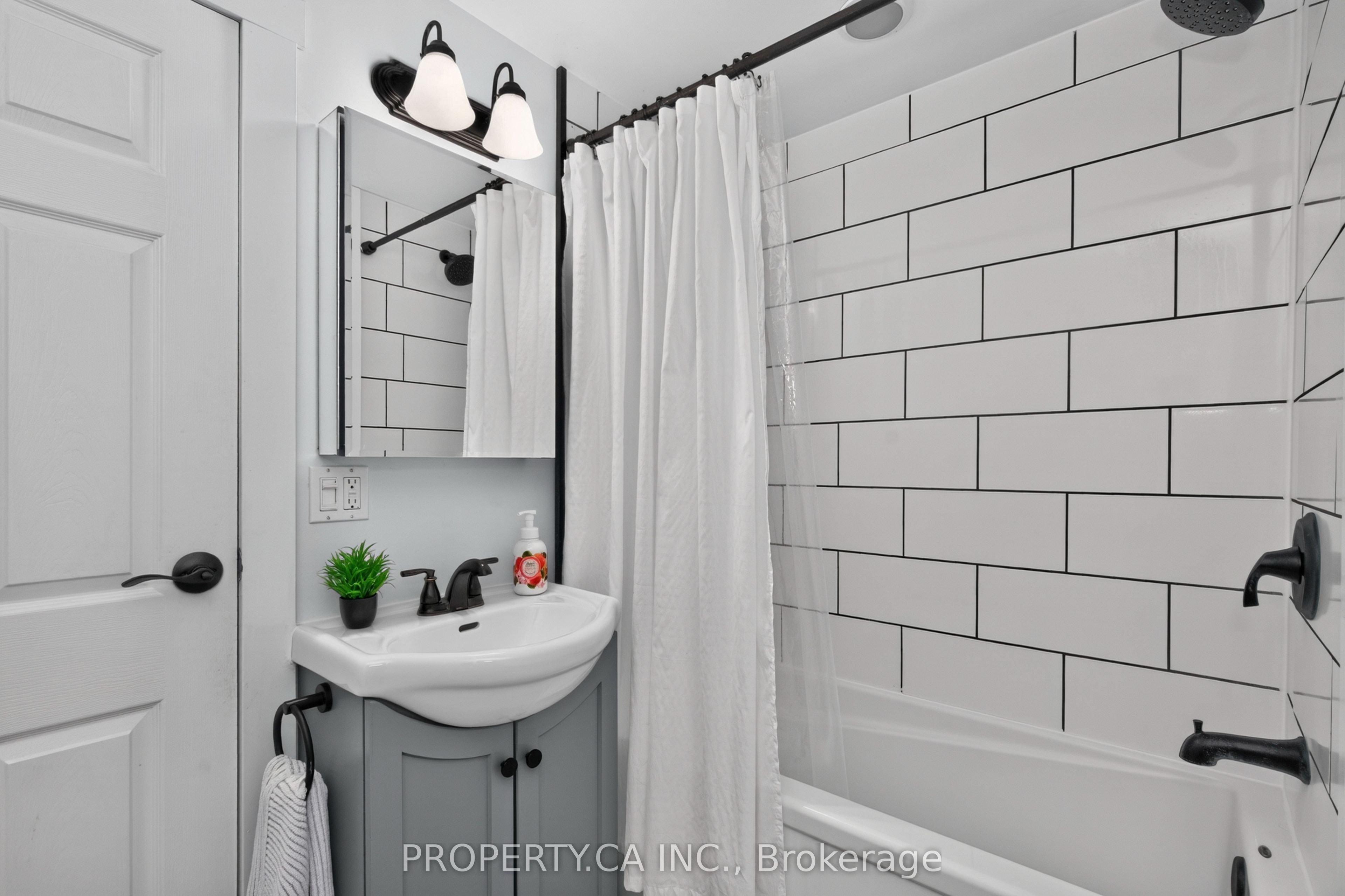 646 Victoria Street Property Photo 36