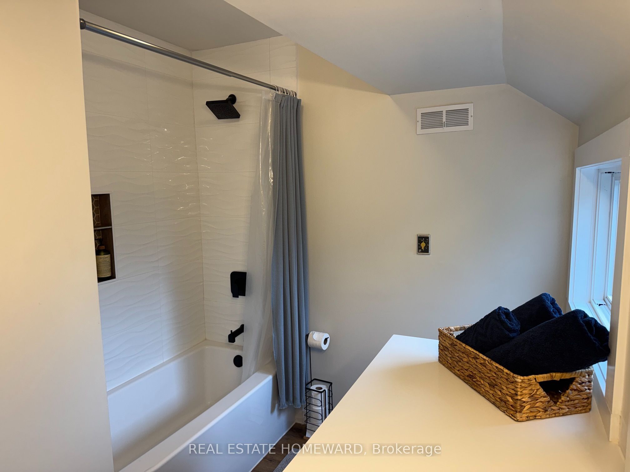 130 Escarpment Crescent Property Photo 11